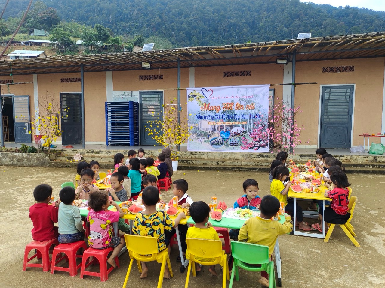 Ăn tết sớm của học trò điểm trường Tăk Pỏ Ăn tết sớm của học trò điểm trường Tăk Pỏ
