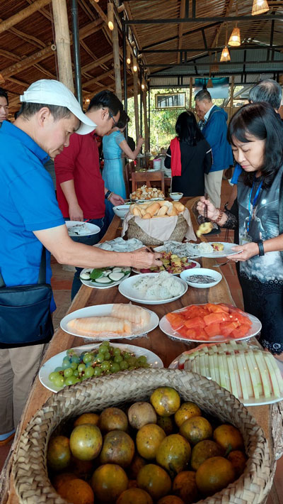 Du khách dùng buffet sáng ở một nhà hàng tại Đa Mi Du khách dùng buffet sáng ở một nhà hàng tại Đa Mi