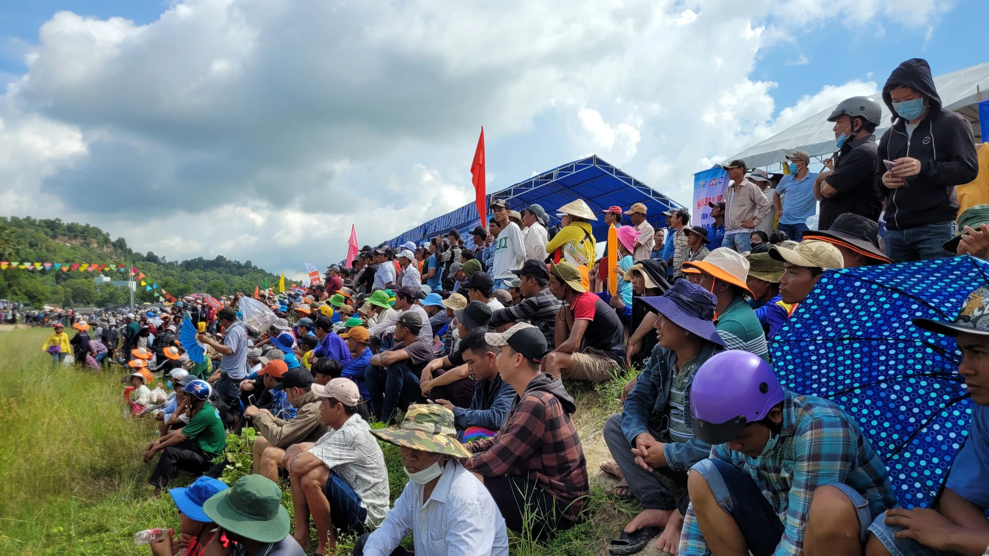 An Giang nhộn nhịp lễ hội đua bò Bảy Núi - Ảnh 5. An Giang nhộn nhịp lễ hội đua bò Bảy Núi - Ảnh 5.