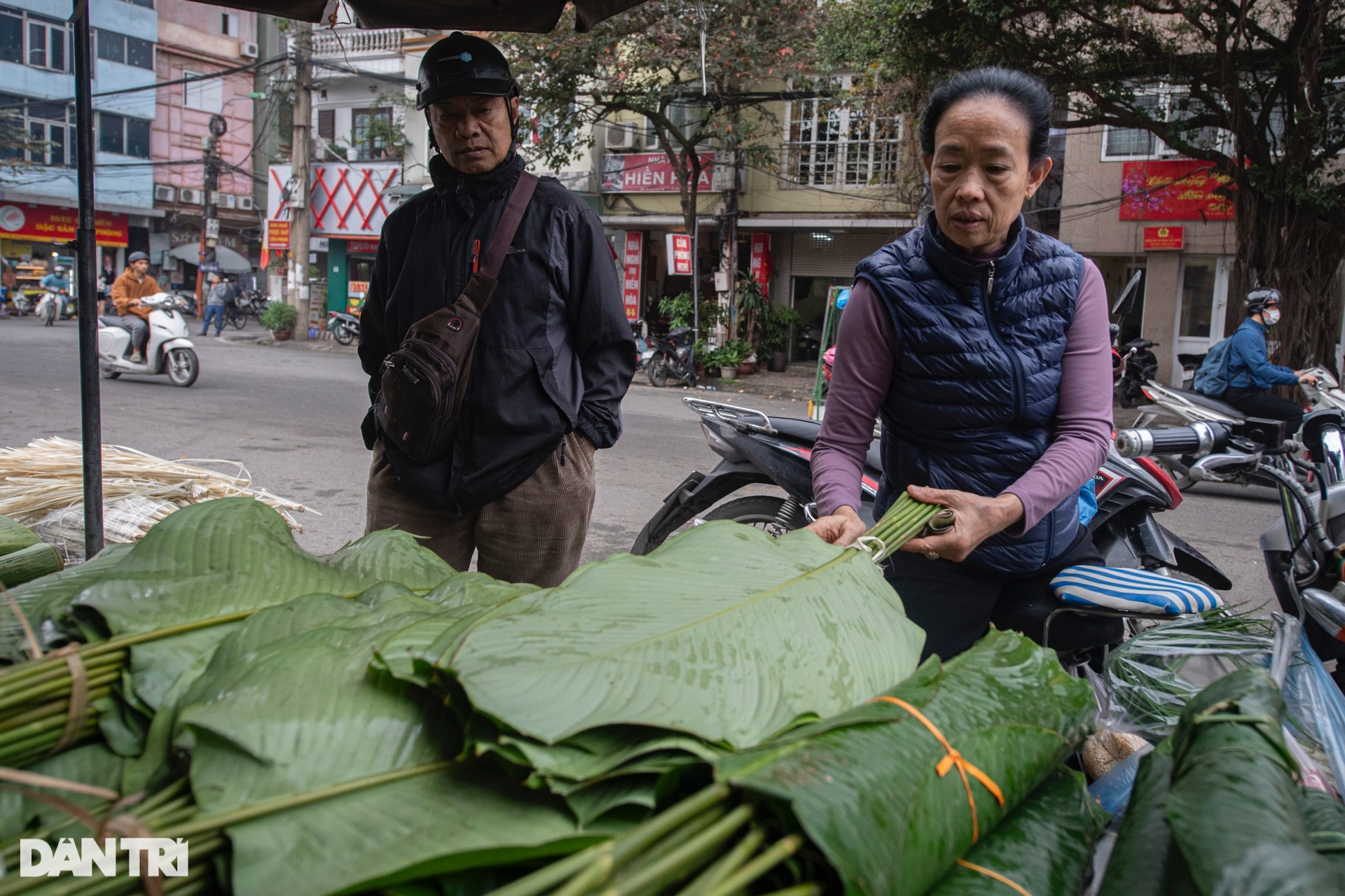 Lá dong đắt gấp 3, người dân vẫn phấn khởi mua gói bánh chưng - 6 Lá dong đắt gấp 3, người dân vẫn phấn khởi mua gói bánh chưng - 6