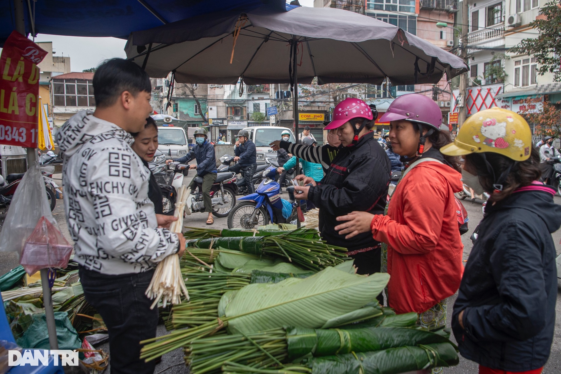 Lá dong đắt gấp 3, người dân vẫn phấn khởi mua gói bánh chưng - 5 Lá dong đắt gấp 3, người dân vẫn phấn khởi mua gói bánh chưng - 5