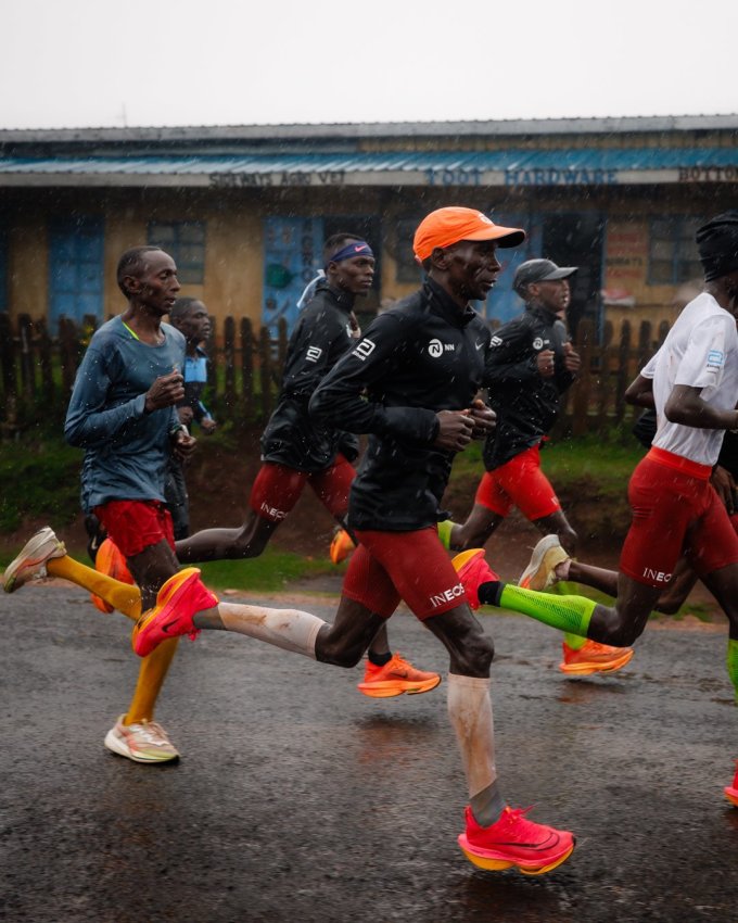 Kipchoge (đội mũ cam) trong buổi tập tại Eldoret, Kenya ngày 1/2. Ảnh: NN Running