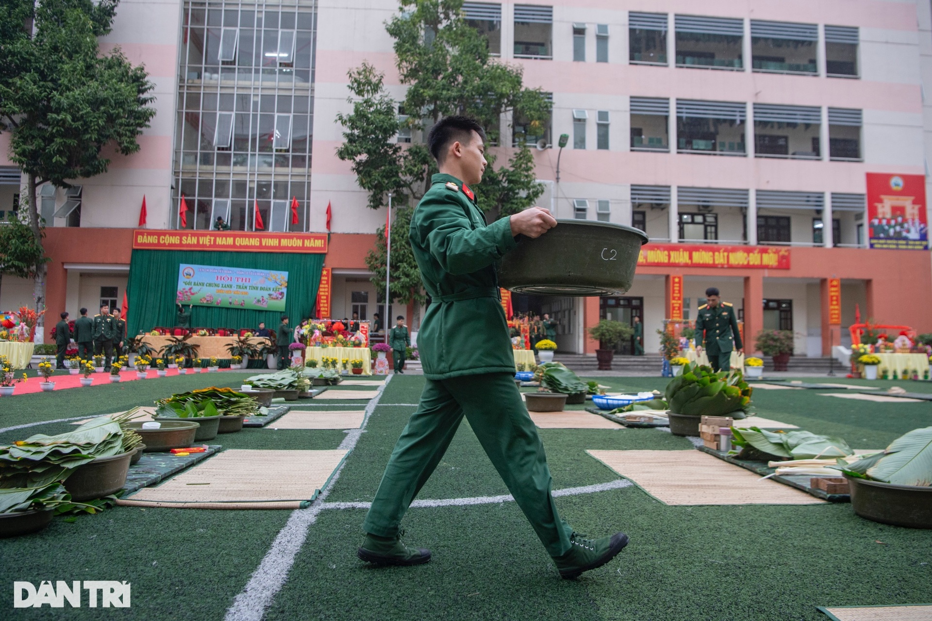 Chiến sĩ Lữ đoàn Cận vệ phấn khởi gói bánh chưng Tết - 2 Chiến sĩ Lữ đoàn Cận vệ phấn khởi gói bánh chưng Tết - 2