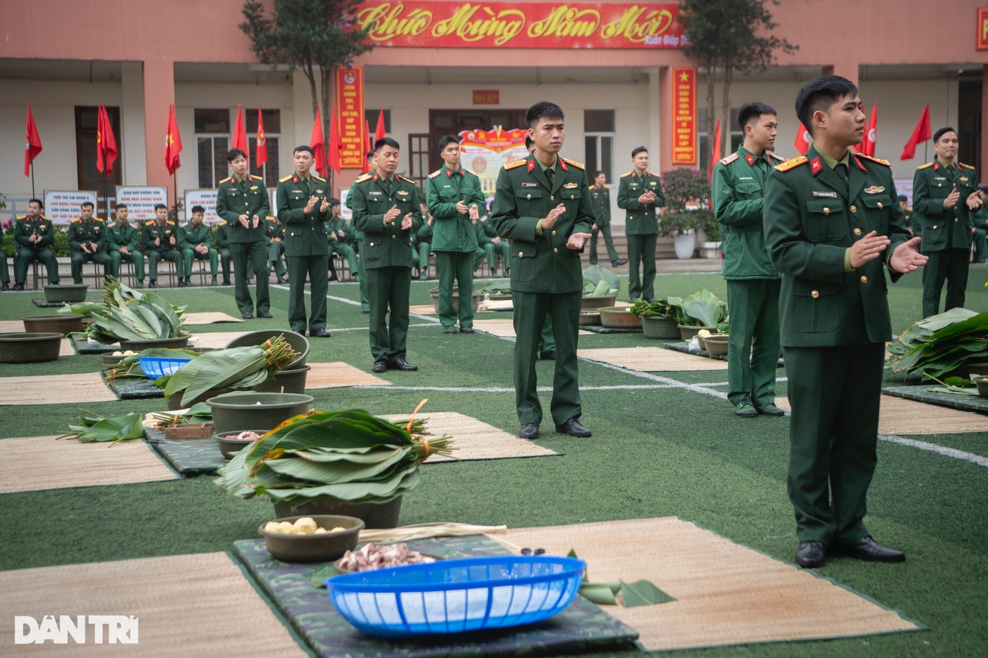 Chiến sĩ Lữ đoàn Cận vệ phấn khởi gói bánh chưng Tết - 4 Chiến sĩ Lữ đoàn Cận vệ phấn khởi gói bánh chưng Tết - 4