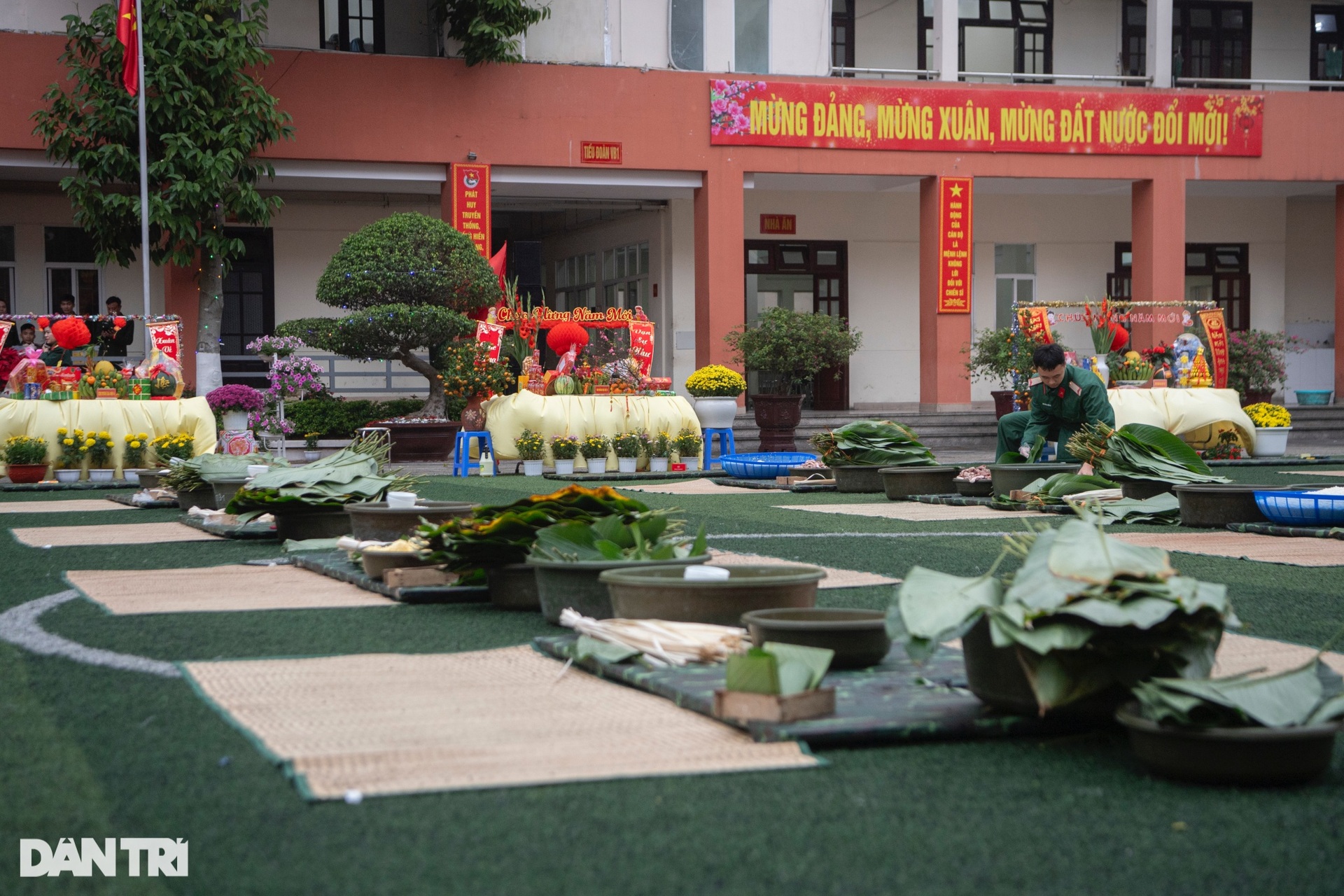 Chiến sĩ Lữ đoàn Cận vệ phấn khởi gói bánh chưng Tết - 3 Chiến sĩ Lữ đoàn Cận vệ phấn khởi gói bánh chưng Tết - 3