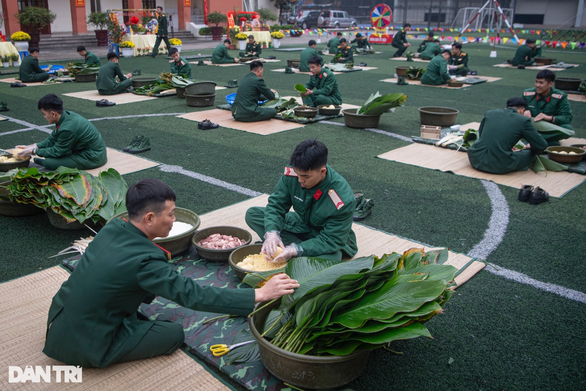 Chiến sĩ Lữ đoàn Cận vệ phấn khởi gói bánh chưng Tết - 5 Chiến sĩ Lữ đoàn Cận vệ phấn khởi gói bánh chưng Tết - 5