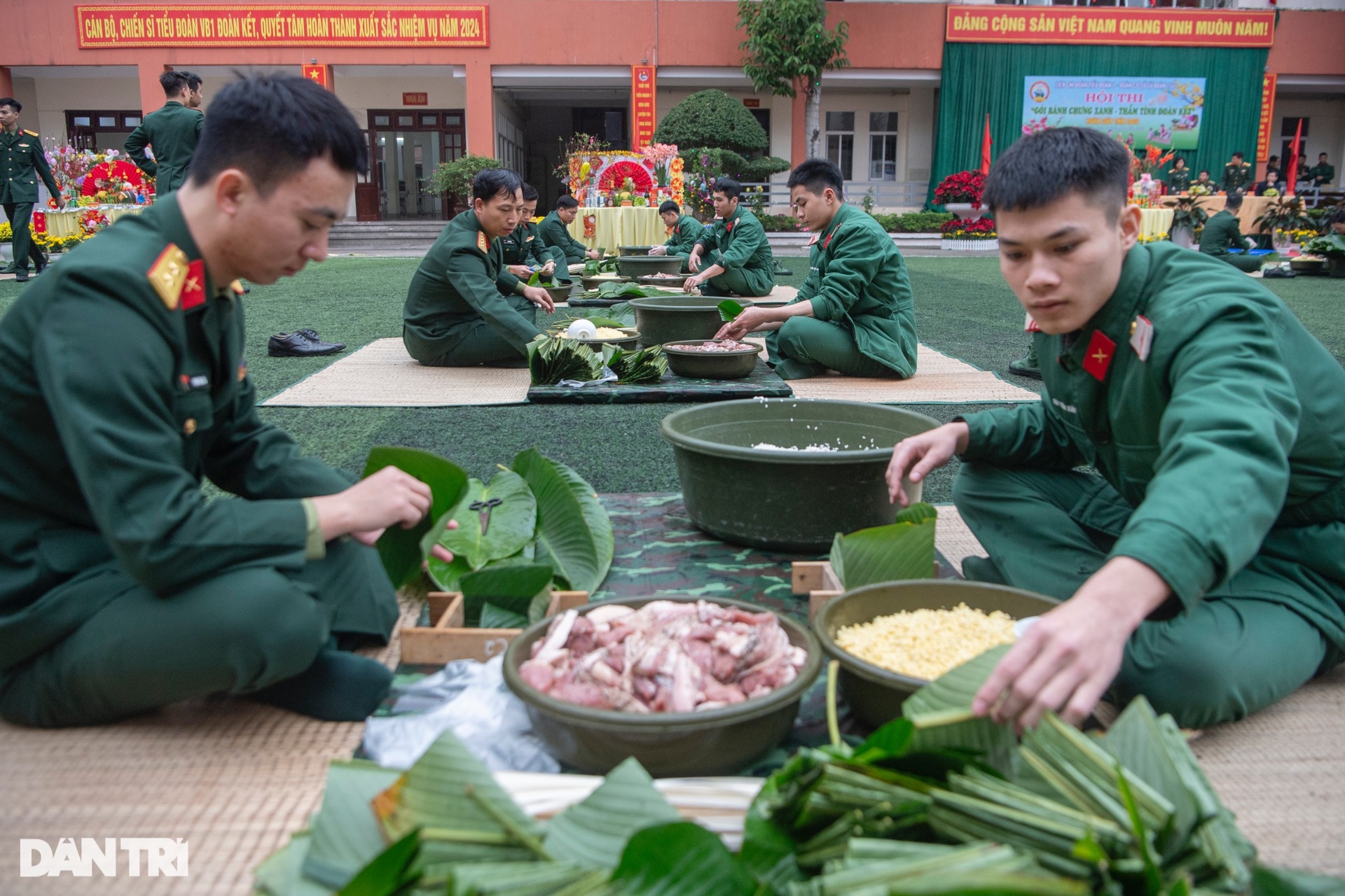 Chiến sĩ Lữ đoàn Cận vệ phấn khởi gói bánh chưng Tết - 6 Chiến sĩ Lữ đoàn Cận vệ phấn khởi gói bánh chưng Tết - 6