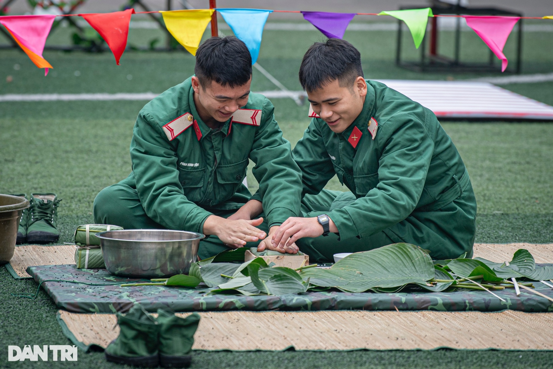 Chiến sĩ Lữ đoàn Cận vệ phấn khởi gói bánh chưng Tết - 9 Chiến sĩ Lữ đoàn Cận vệ phấn khởi gói bánh chưng Tết - 9