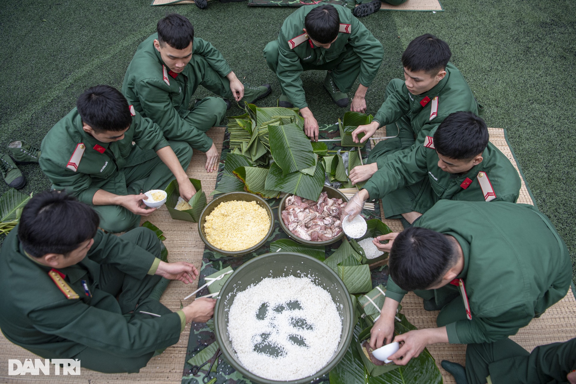 Chiến sĩ Lữ đoàn Cận vệ phấn khởi gói bánh chưng Tết - 10 Chiến sĩ Lữ đoàn Cận vệ phấn khởi gói bánh chưng Tết - 10