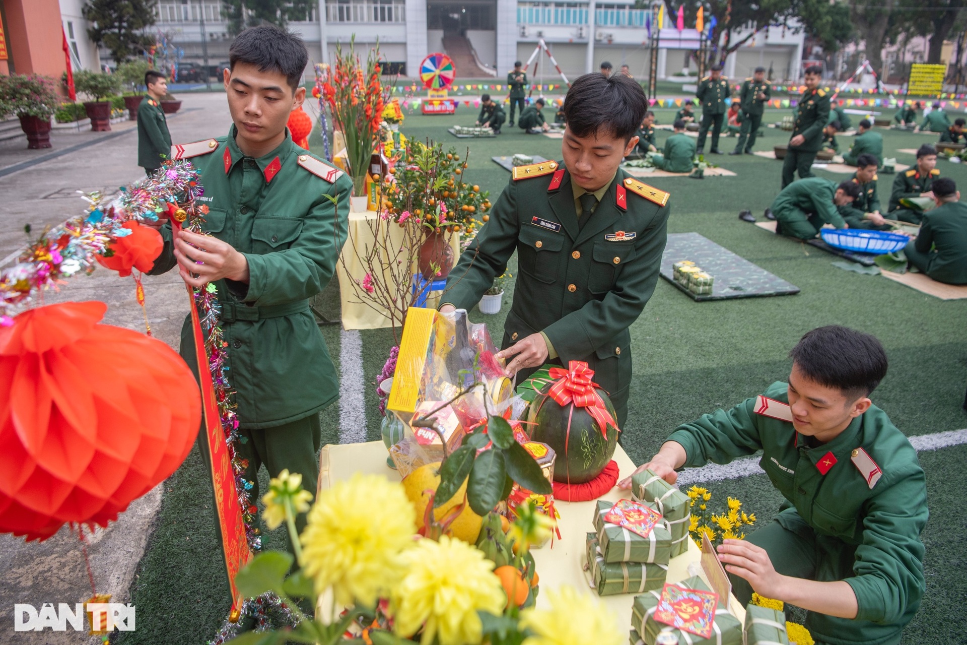Chiến sĩ Lữ đoàn Cận vệ phấn khởi gói bánh chưng Tết - 12 Chiến sĩ Lữ đoàn Cận vệ phấn khởi gói bánh chưng Tết - 12