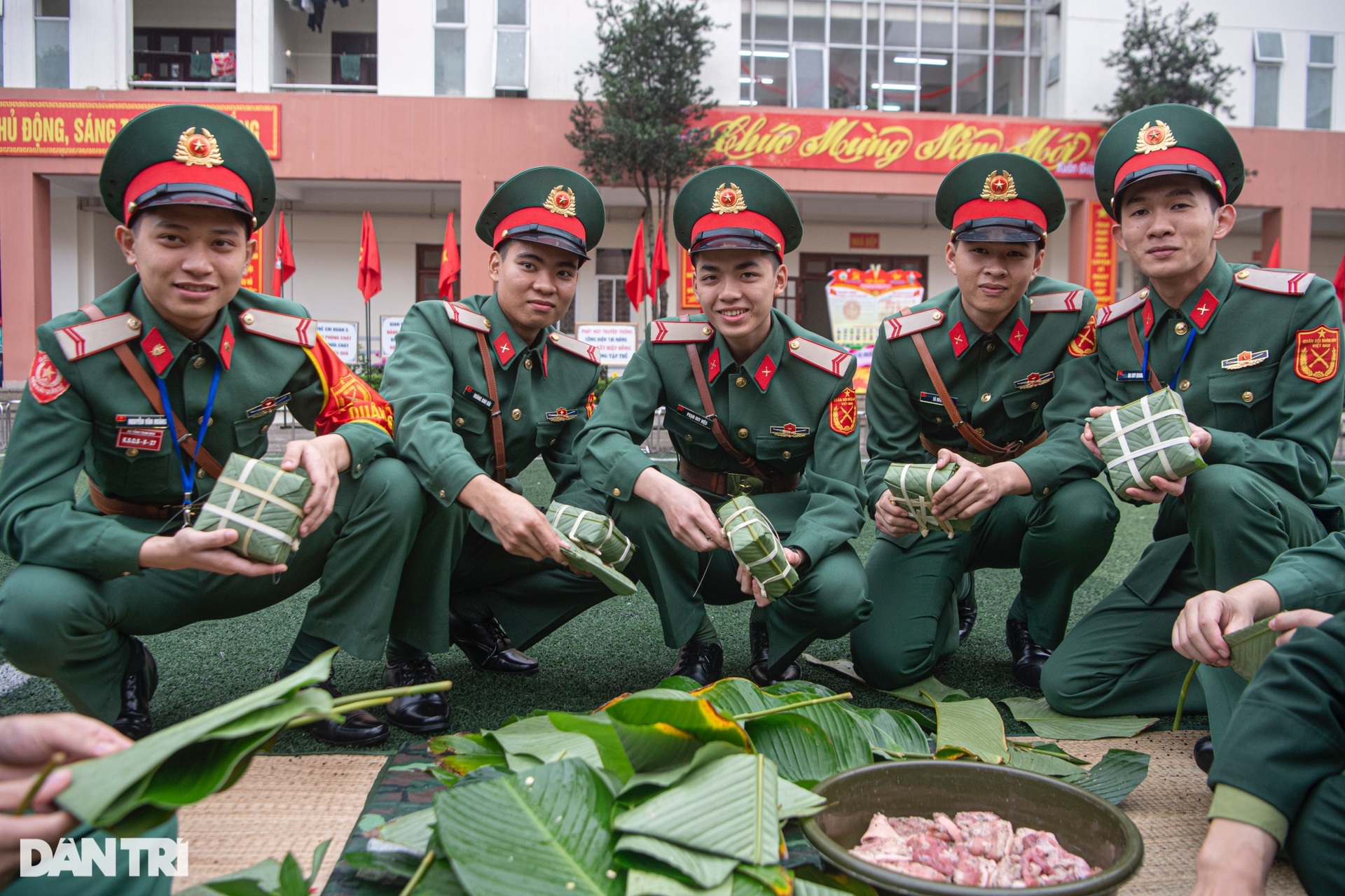Chiến sĩ Lữ đoàn Cận vệ phấn khởi gói bánh chưng Tết - 11 Chiến sĩ Lữ đoàn Cận vệ phấn khởi gói bánh chưng Tết - 11