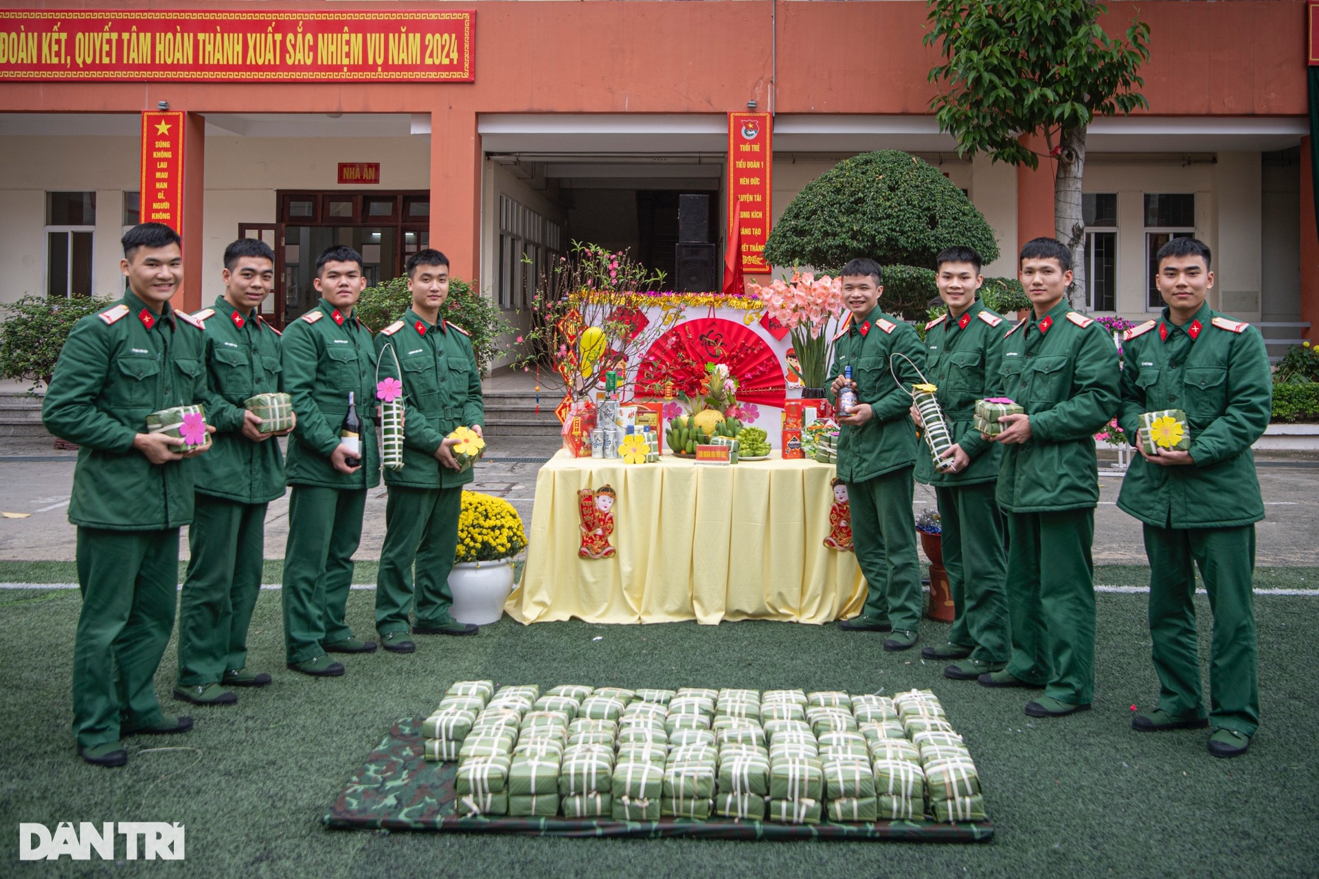 Chiến sĩ Lữ đoàn Cận vệ phấn khởi gói bánh chưng Tết - 14 Chiến sĩ Lữ đoàn Cận vệ phấn khởi gói bánh chưng Tết - 14