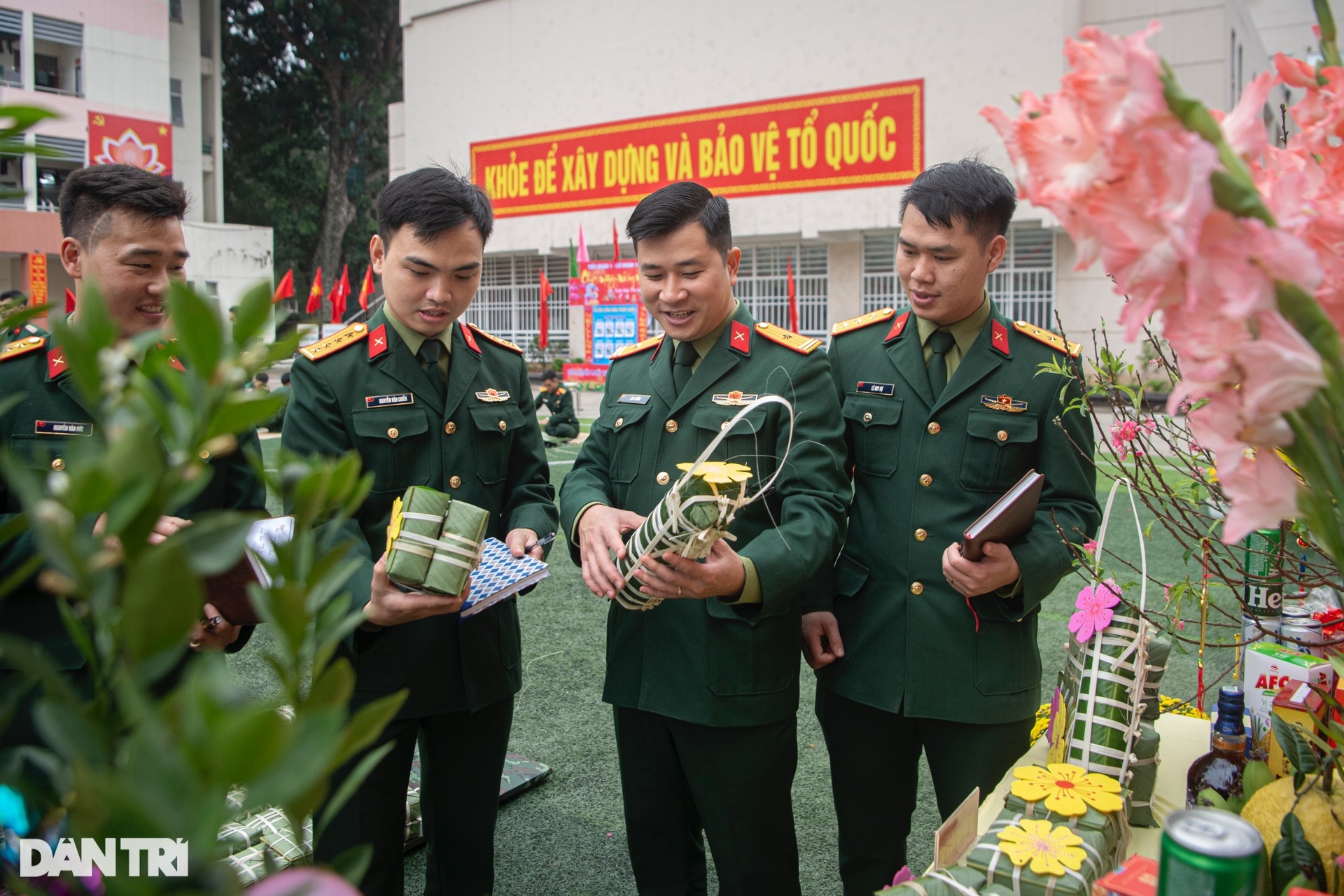 Chiến sĩ Lữ đoàn Cận vệ phấn khởi gói bánh chưng Tết - 13 Chiến sĩ Lữ đoàn Cận vệ phấn khởi gói bánh chưng Tết - 13