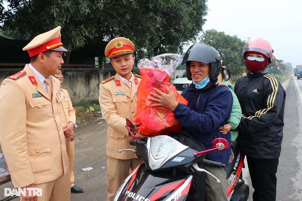 Món quà Tết bất ngờ của vợ chồng công nhân nghèo vượt nghìn cây số về quê - 2 Món quà Tết bất ngờ của vợ chồng công nhân nghèo vượt nghìn cây số về quê - 2
