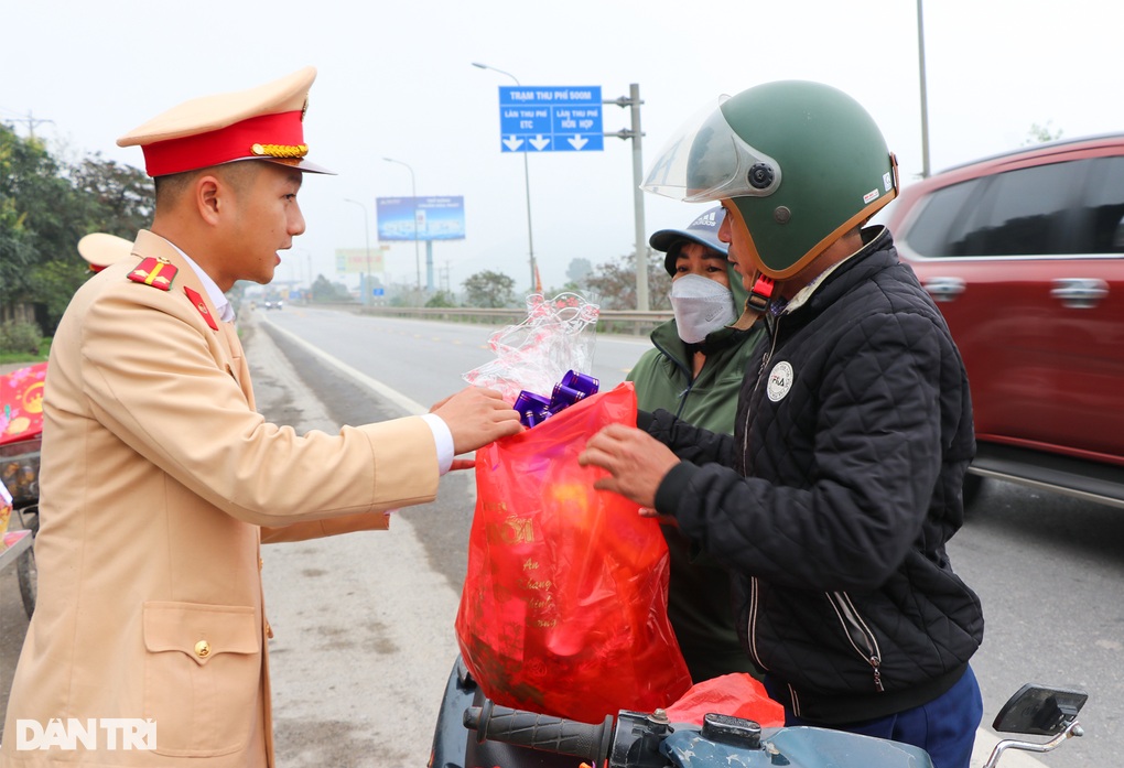 Món quà Tết bất ngờ của vợ chồng công nhân nghèo vượt nghìn cây số về quê - 3 Món quà Tết bất ngờ của vợ chồng công nhân nghèo vượt nghìn cây số về quê - 3