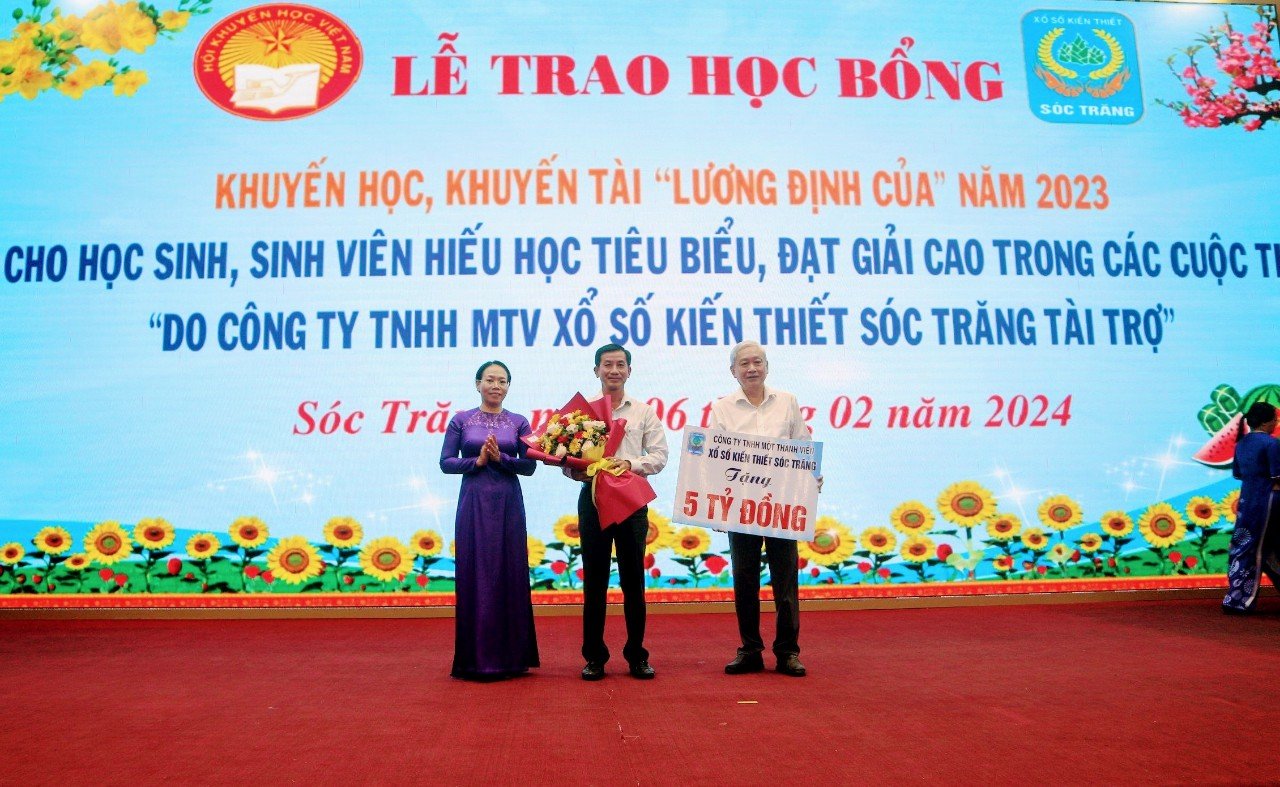 Sóc Trăng: Trao tặng gần 400 suất học bổng cho học sinh, sinh viên nghèo hiếu học- Ảnh 2. Sóc Trăng: Trao tặng gần 400 suất học bổng cho học sinh, sinh viên nghèo hiếu học- Ảnh 2.