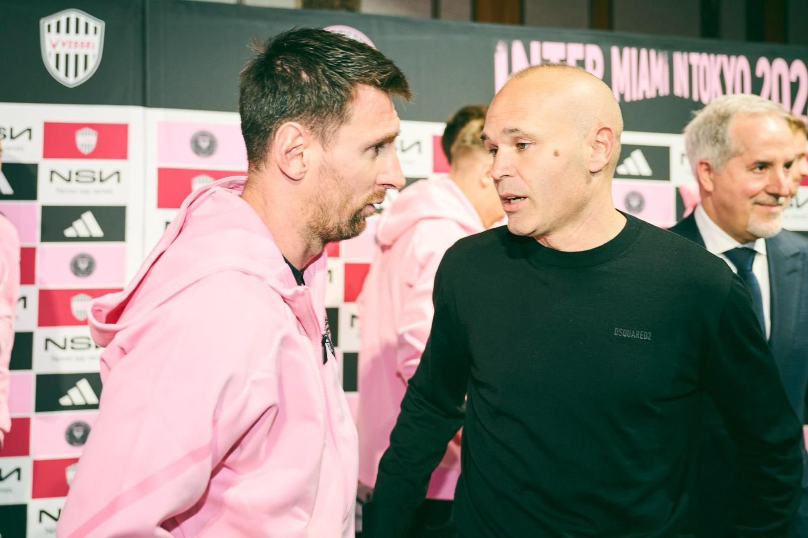 CĐV phấn khích khi Messi, Suarez, Busquets và Jordi Alba hội ngộ Iniesta tại Nhật Bản- Ảnh 2. CĐV phấn khích khi Messi, Suarez, Busquets và Jordi Alba hội ngộ Iniesta tại Nhật Bản- Ảnh 2.
