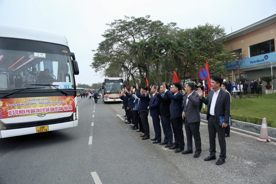 Hà Nội bố trí xe khách miễn phí đưa 1.200 người dân về quê đón Tết- Ảnh 2. Hà Nội bố trí xe khách miễn phí đưa 1.200 người dân về quê đón Tết- Ảnh 2.