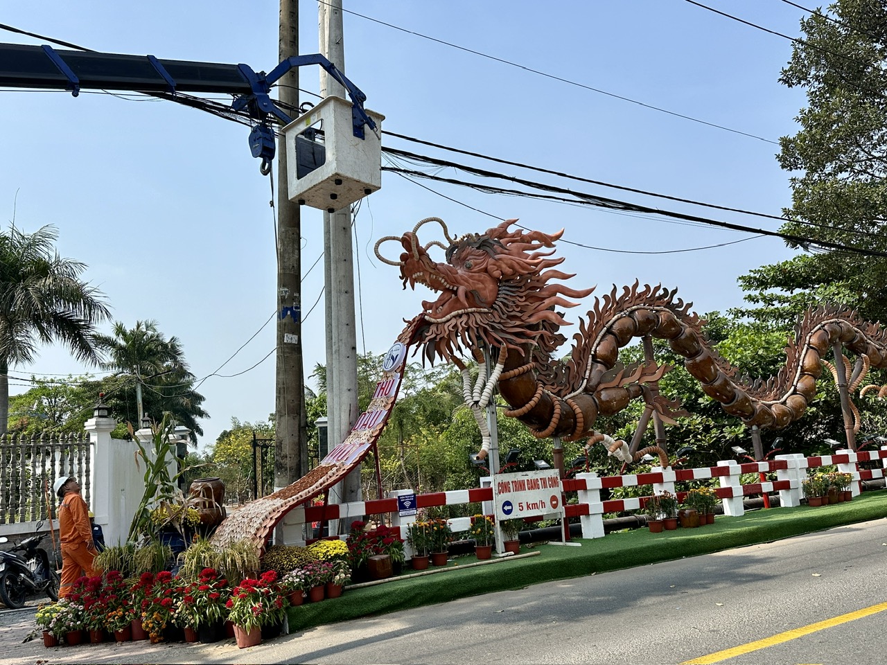 Bình Dương: Di dời 4 cột điện 'cản địa' linh vật rồng lu- Ảnh 2. Bình Dương: Di dời 4 cột điện 'cản địa' linh vật rồng lu- Ảnh 2.