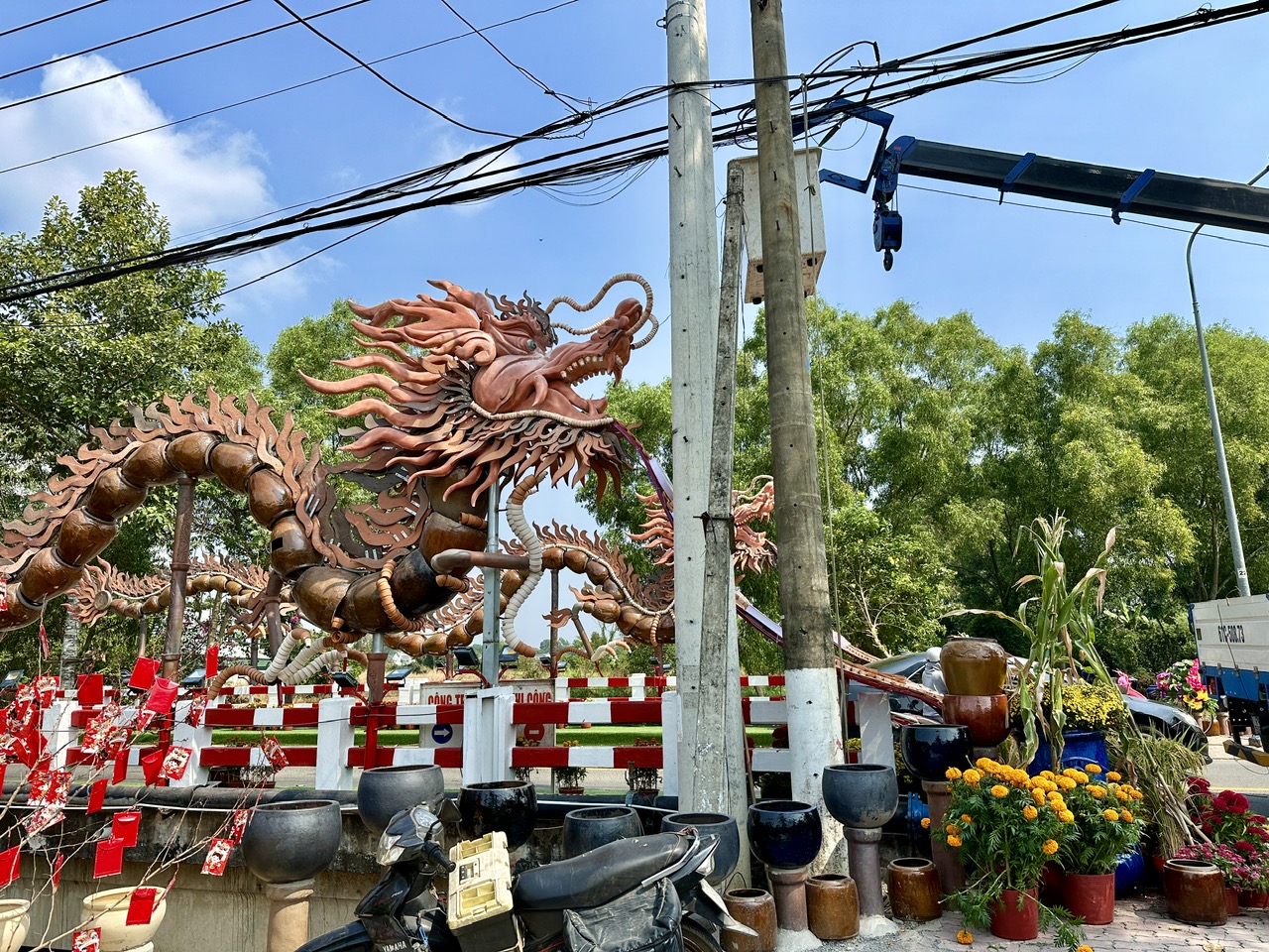 Bình Dương: Di dời 4 cột điện 'cản địa' linh vật rồng lu- Ảnh 3. Bình Dương: Di dời 4 cột điện 'cản địa' linh vật rồng lu- Ảnh 3.