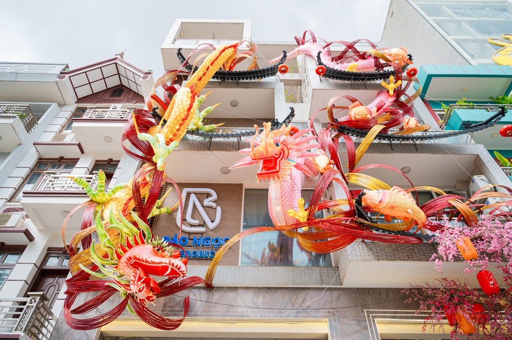 Cô gái chi 800 triệu đồng trang trí Tết, 2 con rồng khổng lồ phủ kín nhà - 3 Cô gái chi 800 triệu đồng trang trí Tết, 2 con rồng khổng lồ phủ kín nhà - 3