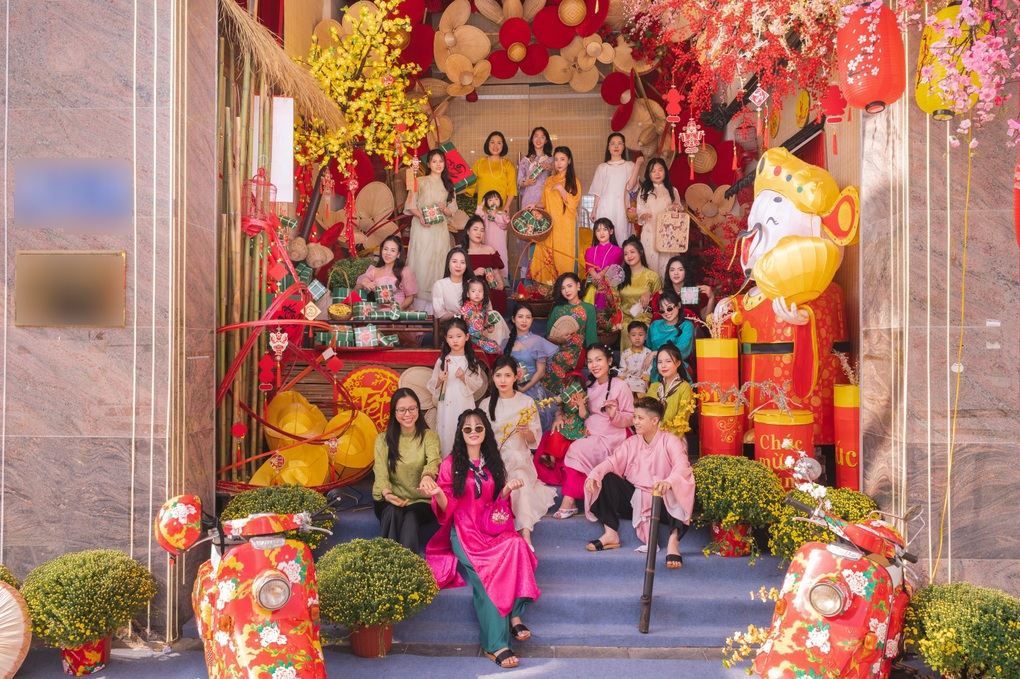 Cô gái chi 800 triệu đồng trang trí Tết, 2 con rồng khổng lồ phủ kín nhà - 4 Cô gái chi 800 triệu đồng trang trí Tết, 2 con rồng khổng lồ phủ kín nhà - 4