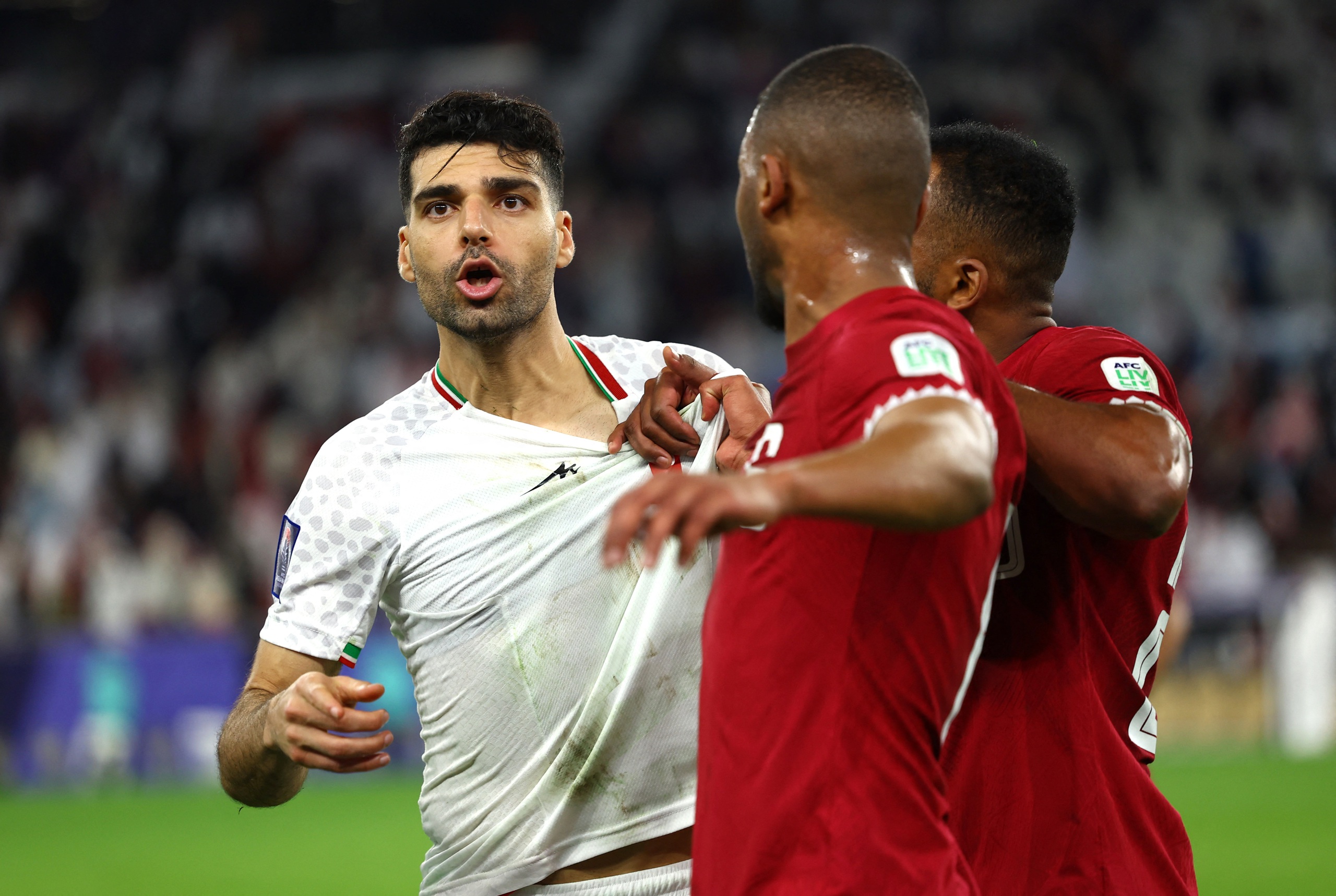 Cầu thủ đội tuyển Iran 'gây chiến' với CĐV Qatar sau trận thua- Ảnh 3.