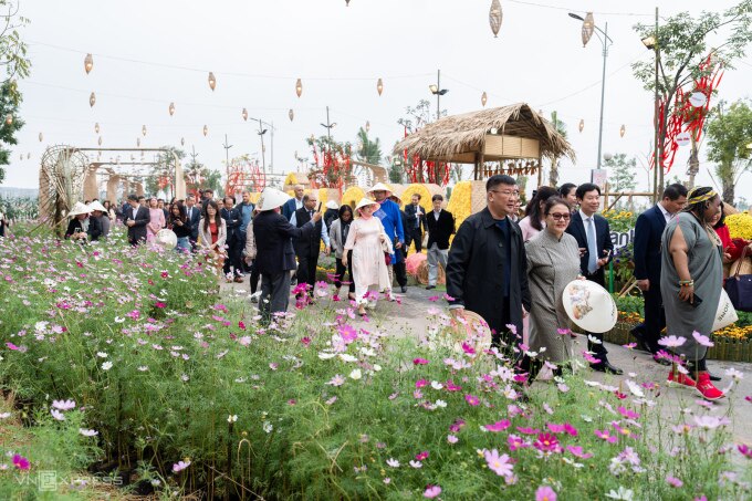Hàng nghìn khách trải nghiệm đường hoa Home Hanoi Xuan 2024 ngày đầu khai trương. Ảnh: Tùng Đinh