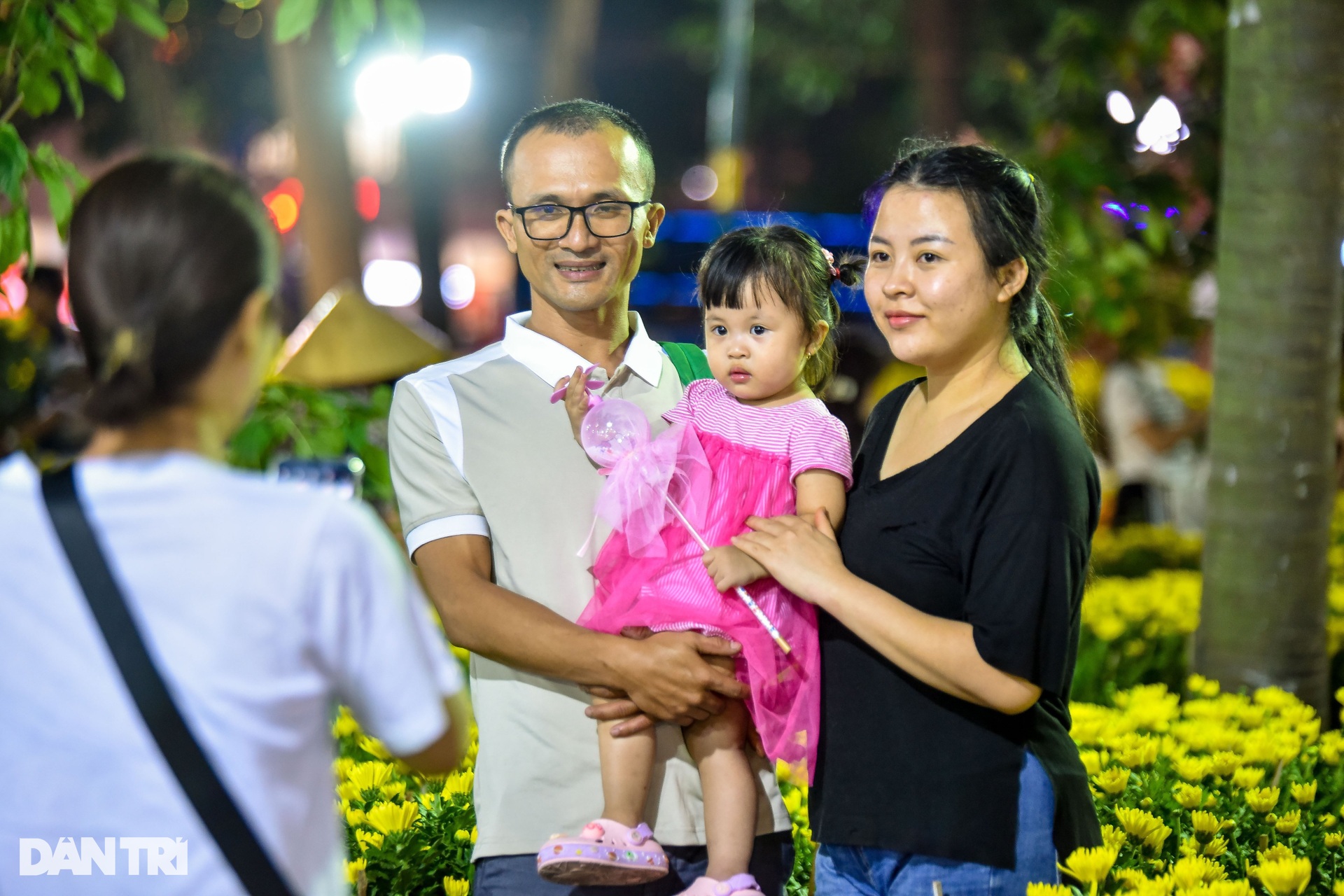 Hàng nghìn người dân xuyên đêm tham gia chợ xuân sắm Tết - 4 Hàng nghìn người dân xuyên đêm tham gia chợ xuân sắm Tết - 4