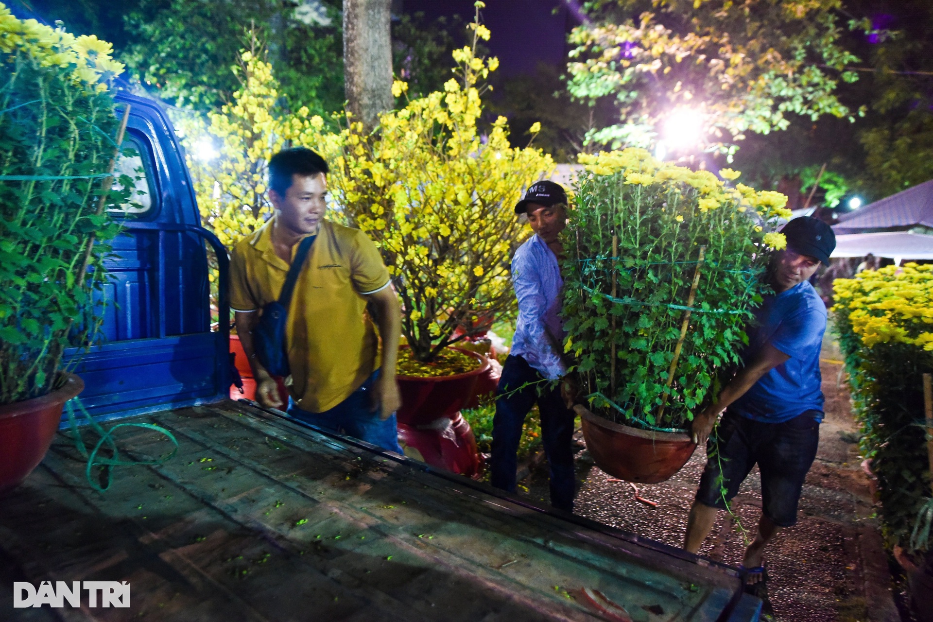Hàng nghìn người dân xuyên đêm tham gia chợ xuân sắm Tết - 8 Hàng nghìn người dân xuyên đêm tham gia chợ xuân sắm Tết - 8