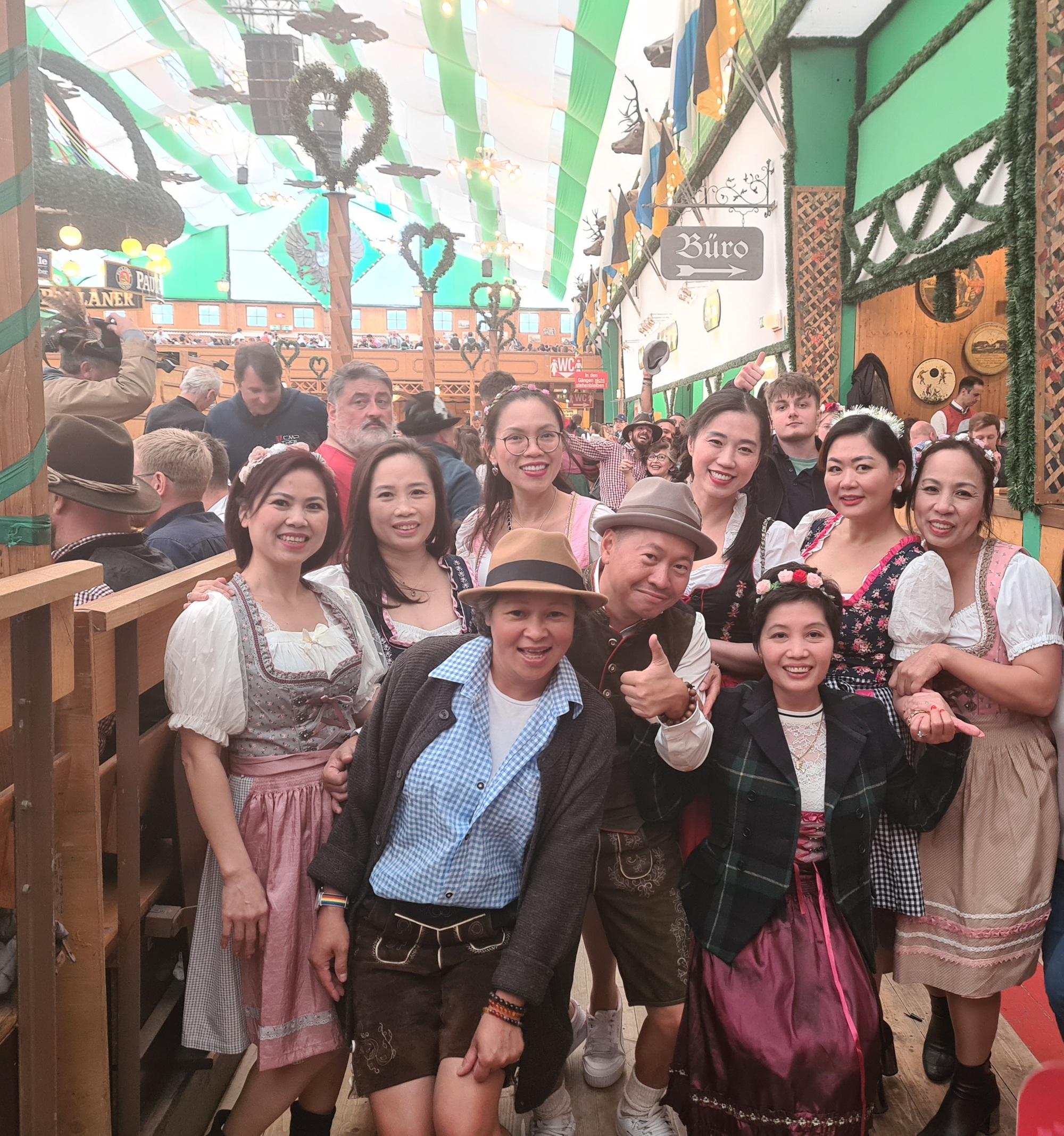 Người Việt với niềm vui hội ngộ tại lễ hội bia Oktober fest - Ảnh 3. Người Việt với niềm vui hội ngộ tại lễ hội bia Oktober fest - Ảnh 3.