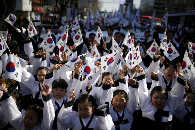 Trẻ em Hàn Quốc mặc trang phục truyền thống tại một sự kiện ở Seoul ngày 1/3/2016.  Ảnh: Reuters