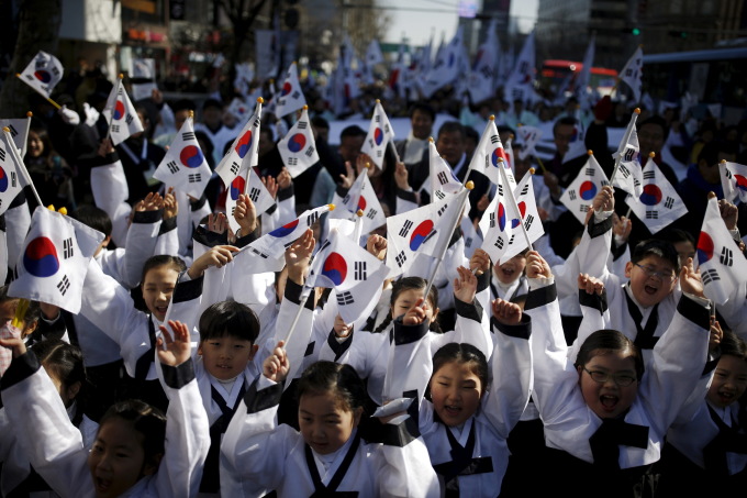 Trẻ em Hàn Quốc mặc trang phục truyền thống tại một sự kiện ở Seoul ngày 1/3/2016. Ảnh: Reuters