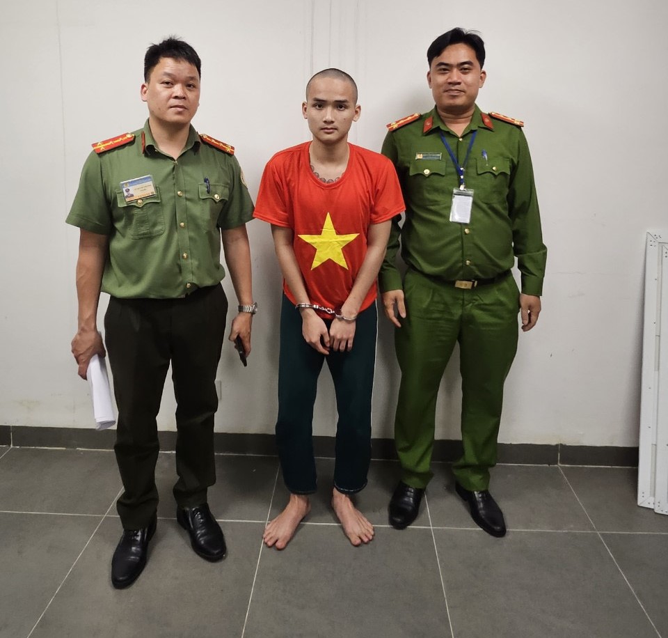 Bắt 2 bị can trốn truy nã đến TP.Đà Nẵng ăn tết- Ảnh 2. Bắt 2 bị can trốn truy nã đến TP.Đà Nẵng ăn tết- Ảnh 2.