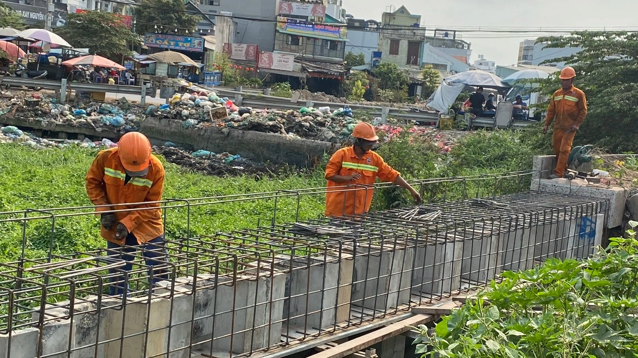 Chân lấm tay bùn trên công trường tuyến kênh dài nhất TP.HCM ngày Tết- Ảnh 3. Chân lấm tay bùn trên công trường tuyến kênh dài nhất TP.HCM ngày Tết- Ảnh 3.