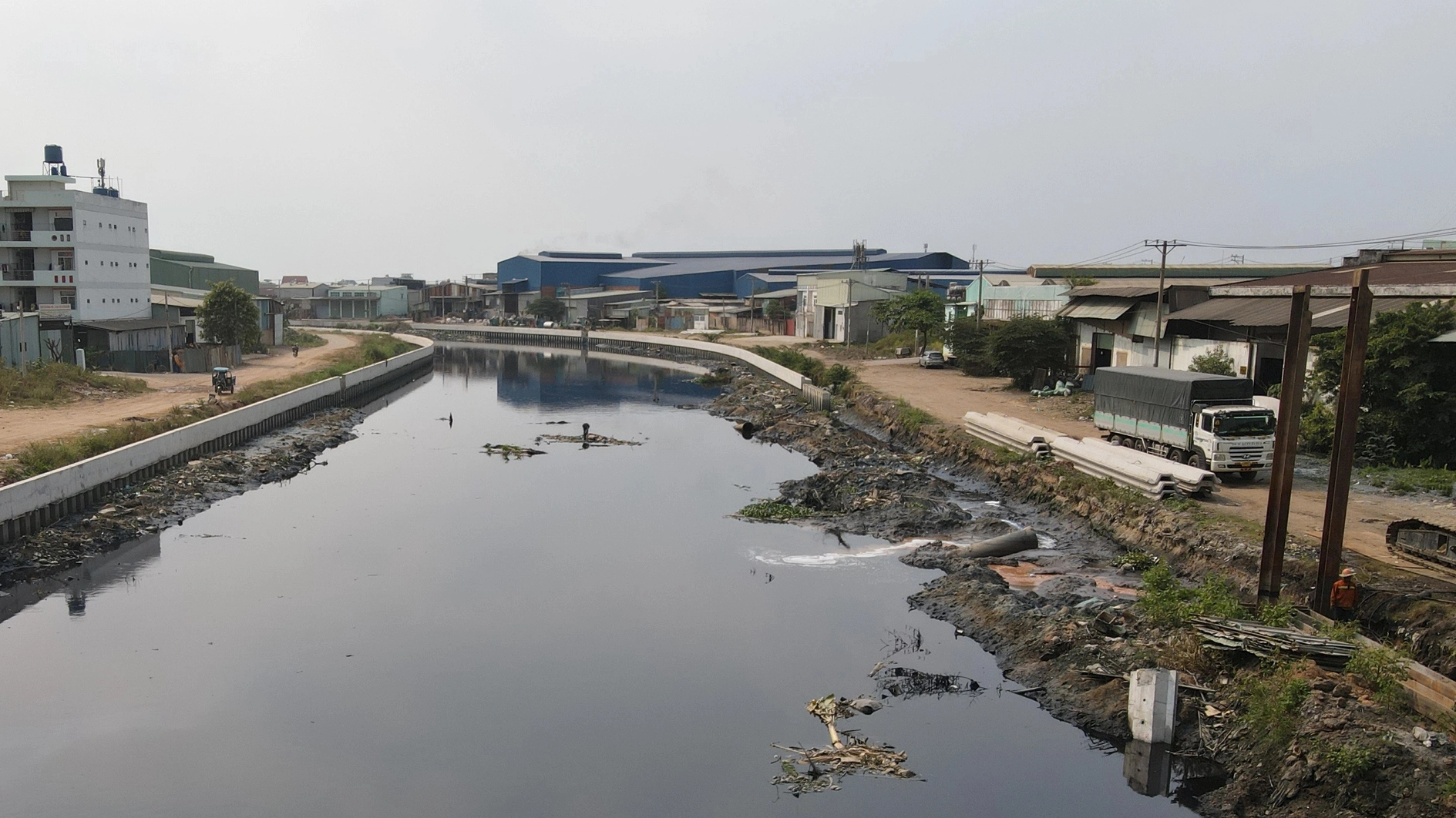 Chân lấm tay bùn trên công trường tuyến kênh dài nhất TP.HCM ngày Tết- Ảnh 5. Chân lấm tay bùn trên công trường tuyến kênh dài nhất TP.HCM ngày Tết- Ảnh 5.
