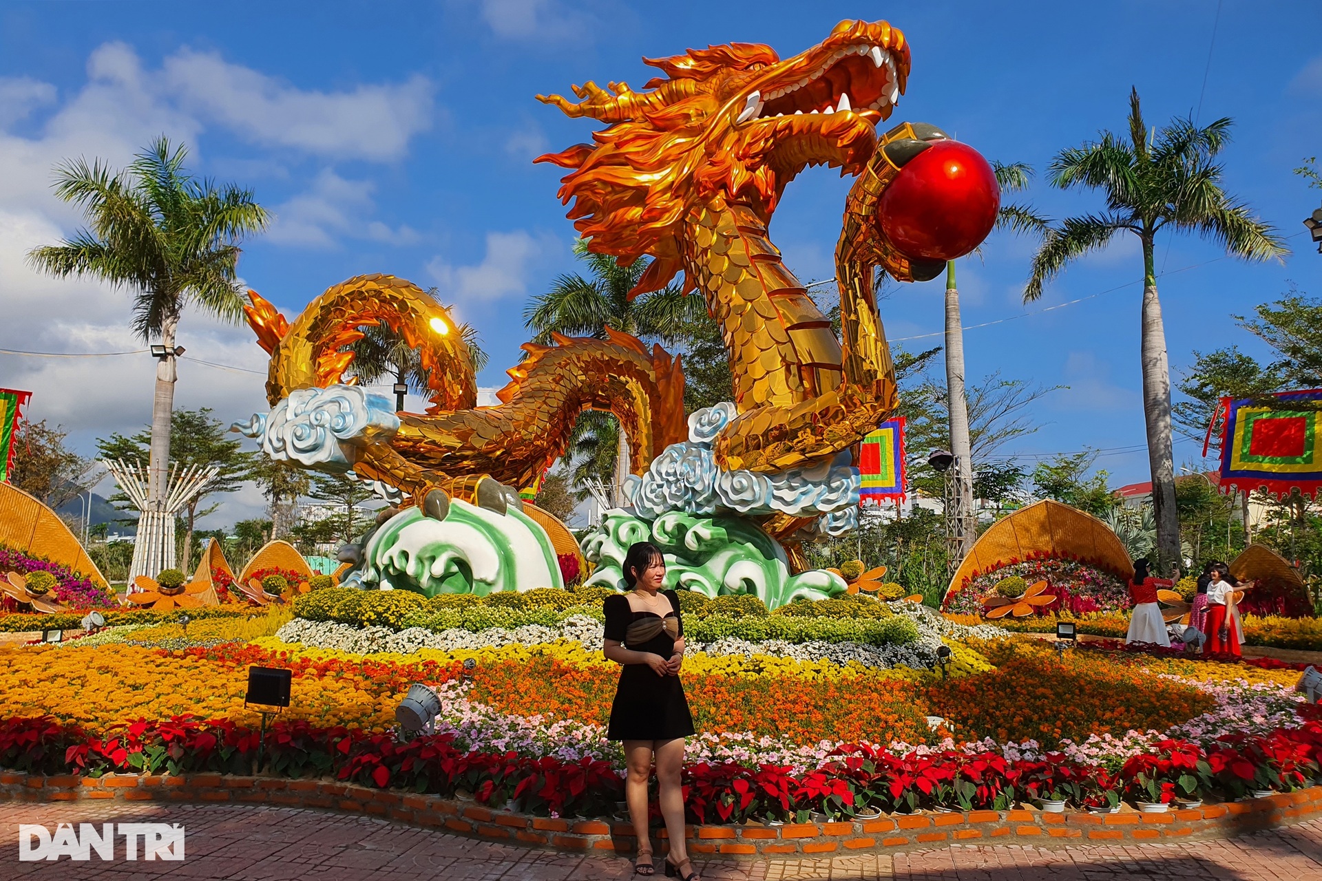 Cận cảnh rồng khổng lồ nhả ngọc trong công viên ở Phú Yên - 12 Cận cảnh rồng khổng lồ nhả ngọc trong công viên ở Phú Yên - 12