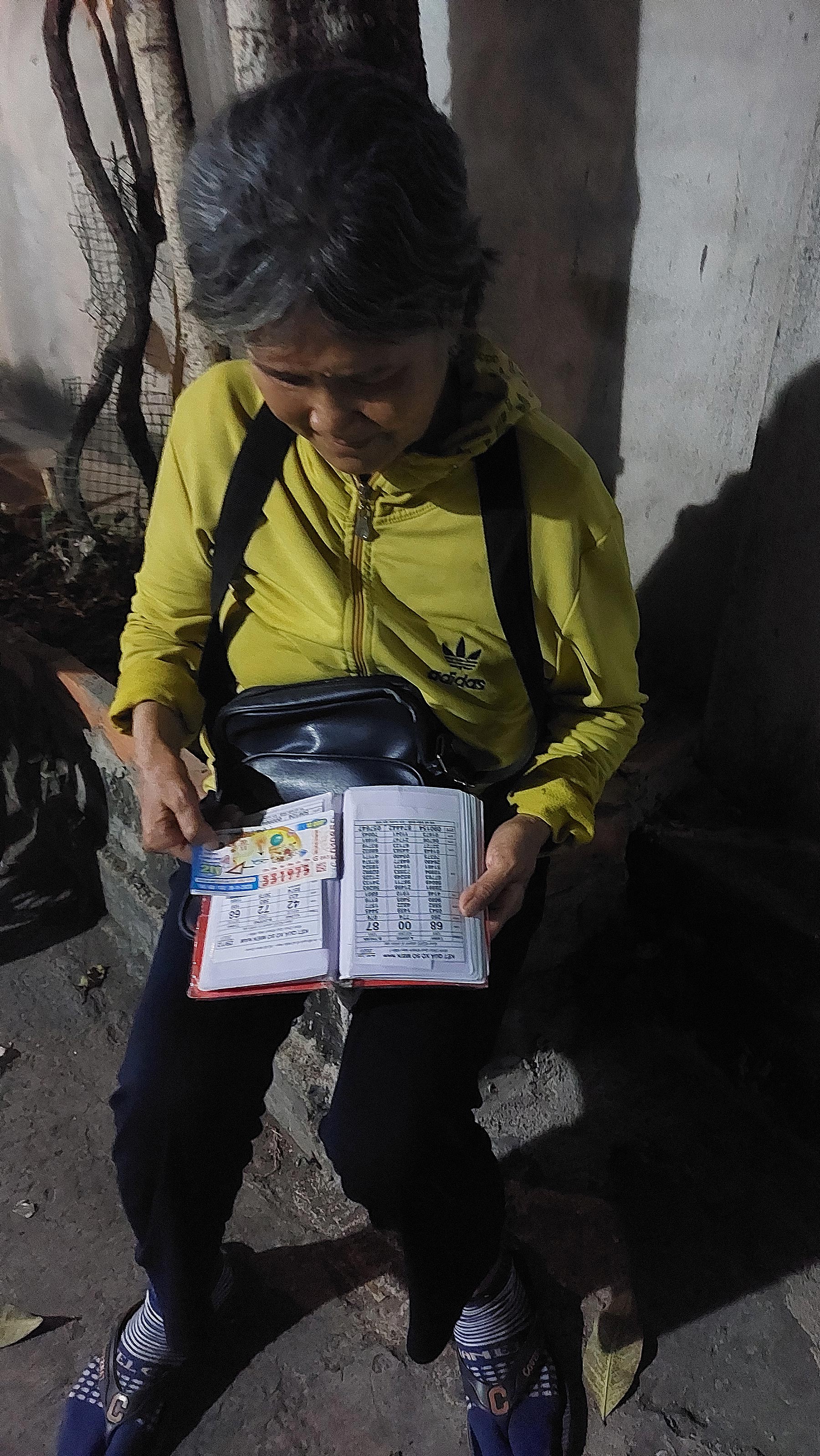 Khi vé số ở đỉnh tiêu thụ: Trăm ngàn tỉ doanh số mà người bán 'mệt mỏi là đói'- Ảnh 2. Khi vé số ở đỉnh tiêu thụ: Trăm ngàn tỉ doanh số mà người bán 'mệt mỏi là đói'- Ảnh 2.