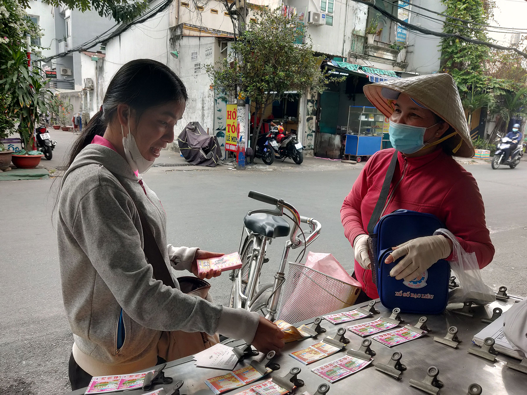 Khi vé số ở đỉnh tiêu thụ: Trăm ngàn tỉ doanh số mà người bán 'mệt mỏi là đói'- Ảnh 3. Khi vé số ở đỉnh tiêu thụ: Trăm ngàn tỉ doanh số mà người bán 'mệt mỏi là đói'- Ảnh 3.
