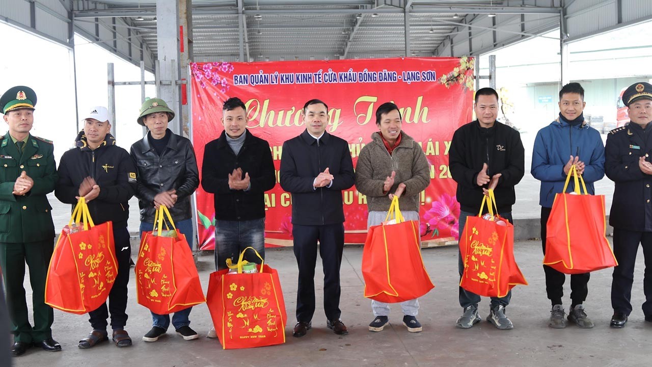 Lãnh đạo Ban Quản lý khu kinh tế cửa khẩu Đồng Đăng – Lạng Sơn tặng quà các lái xe đón Tết tại cửa khẩu quốc tế Hữu Nghị. (Nguồn: TTXVN)