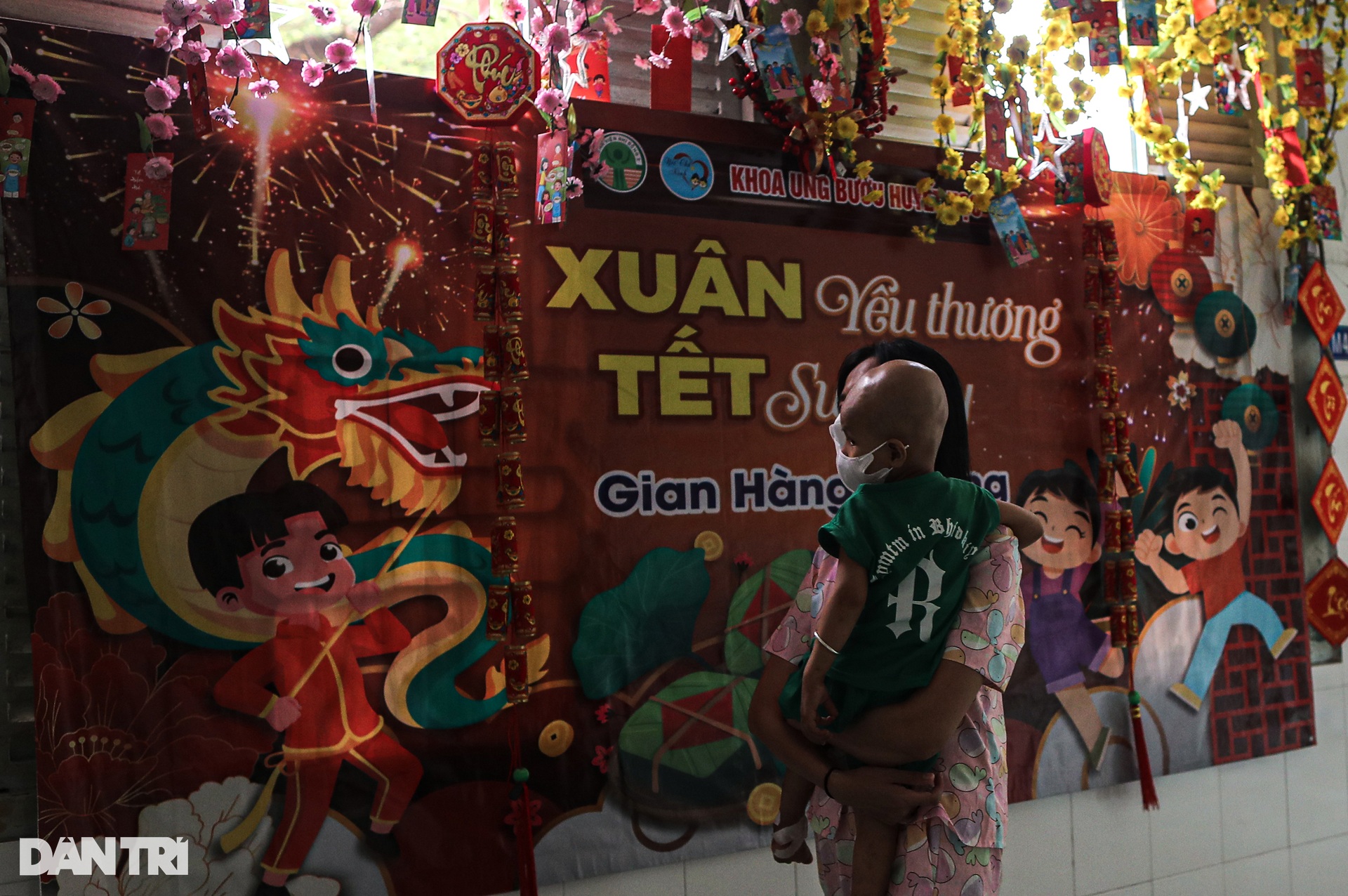 Phụ huynh chuẩn bị mì tôm, cháo gói ăn Tết cùng con trong bệnh viện - 3 Phụ huynh chuẩn bị mì tôm, cháo gói ăn Tết cùng con trong bệnh viện - 3