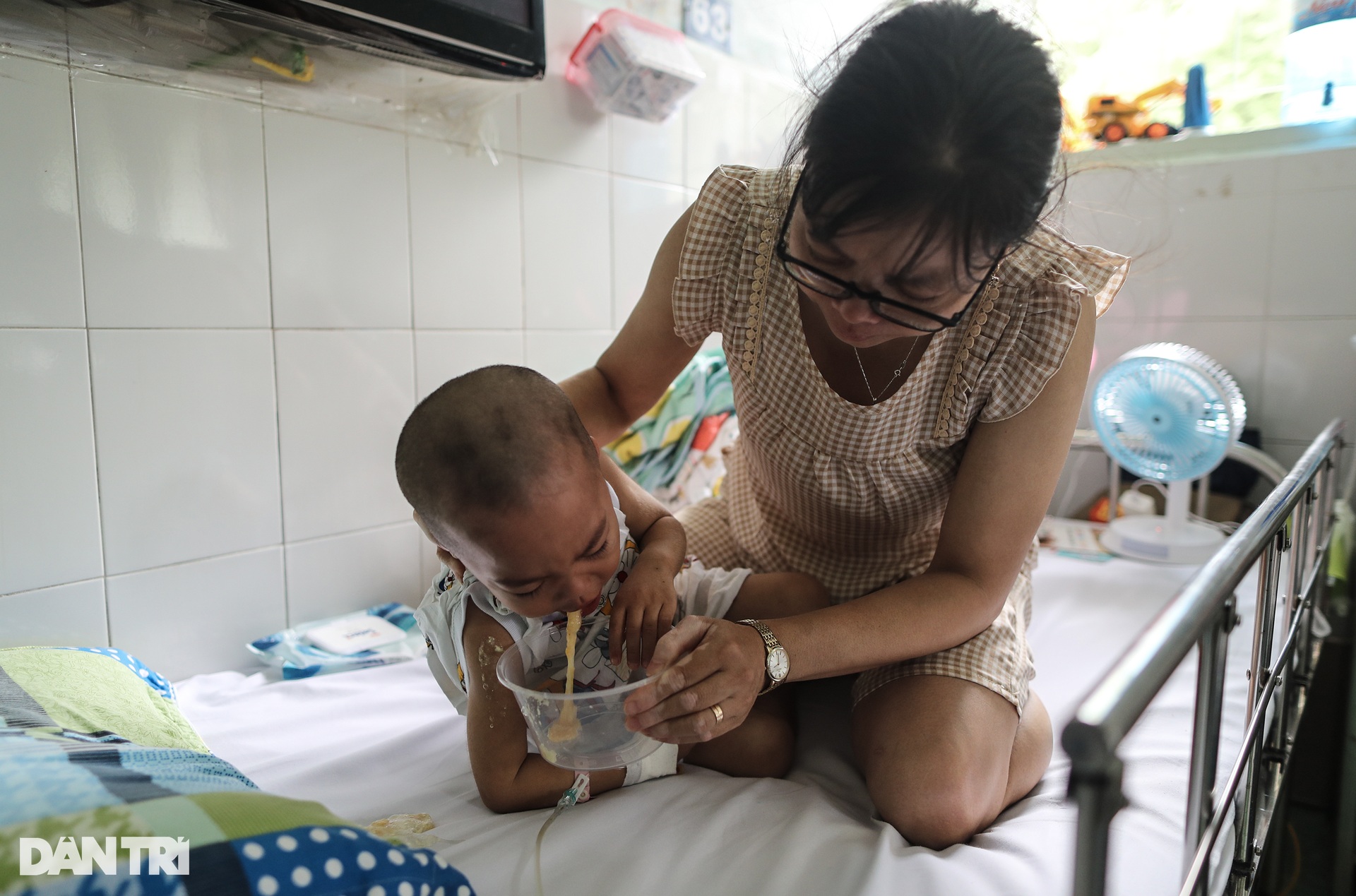 Phụ huynh chuẩn bị mì tôm, cháo gói ăn Tết cùng con trong bệnh viện - 5 Phụ huynh chuẩn bị mì tôm, cháo gói ăn Tết cùng con trong bệnh viện - 5
