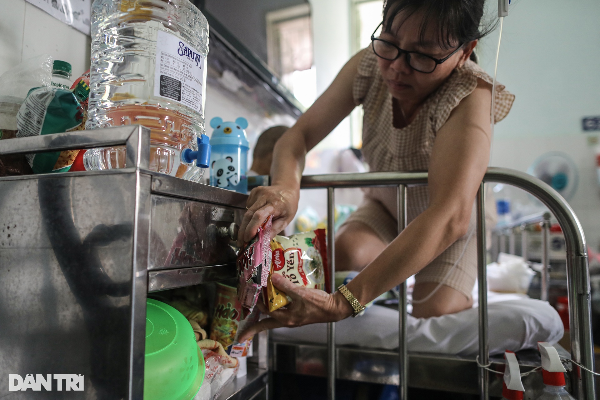 Phụ huynh chuẩn bị mì tôm, cháo gói ăn Tết cùng con trong bệnh viện - 8 Phụ huynh chuẩn bị mì tôm, cháo gói ăn Tết cùng con trong bệnh viện - 8