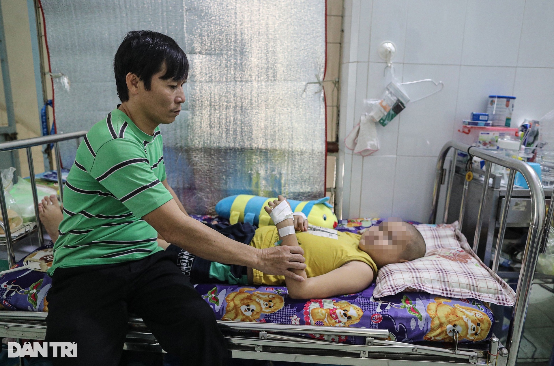Phụ huynh chuẩn bị mì tôm, cháo gói ăn Tết cùng con trong bệnh viện - 10 Phụ huynh chuẩn bị mì tôm, cháo gói ăn Tết cùng con trong bệnh viện - 10