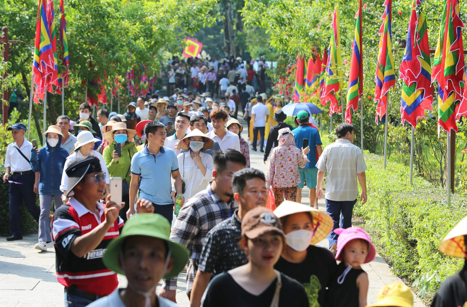 Dòng người trẩy hội Lam Kinh - Ảnh 3. Dòng người trẩy hội Lam Kinh - Ảnh 3.