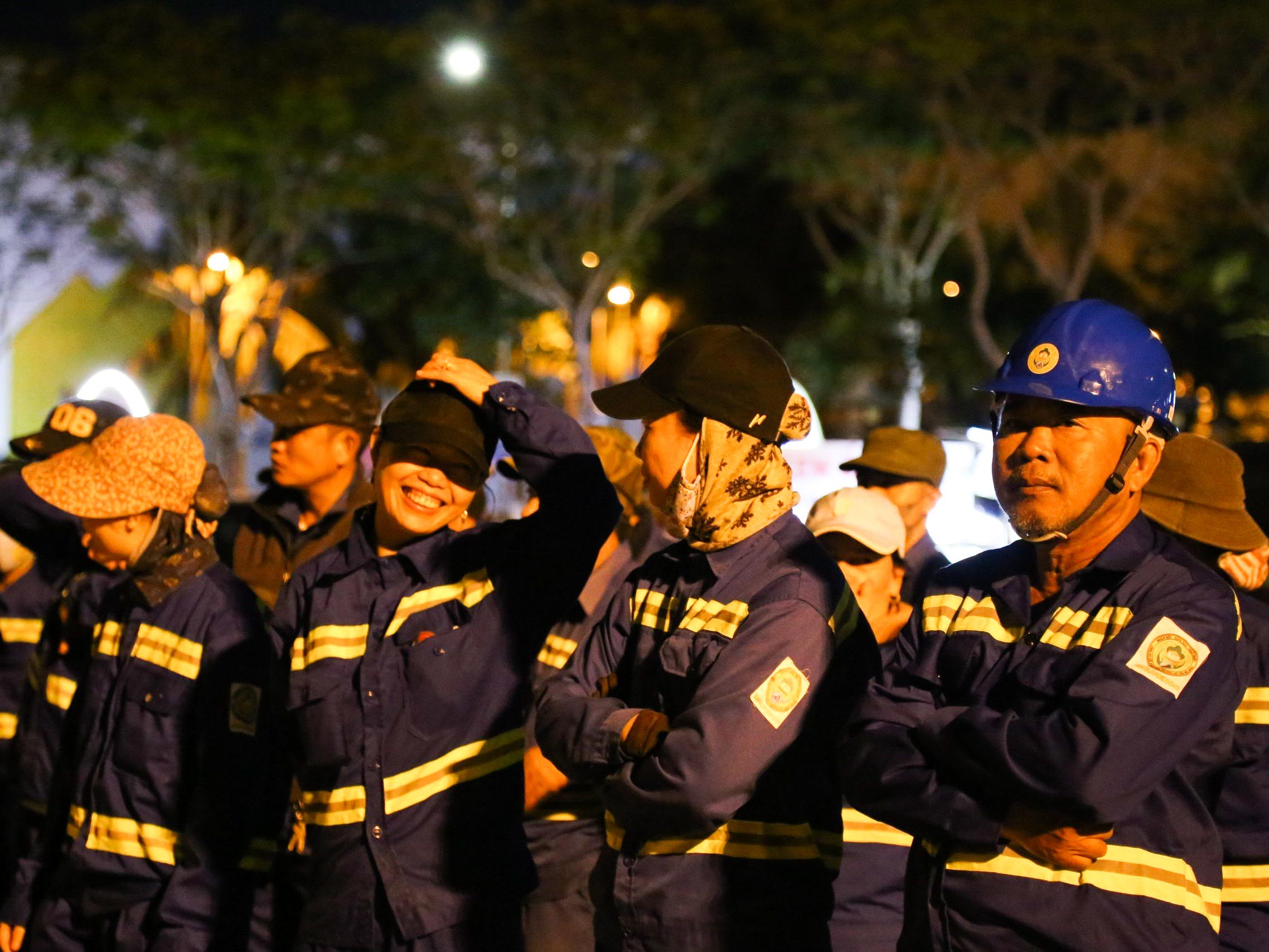 Đêm giao thừa, công nhân vệ sinh môi trường chỉ mong 'về nhà sớm'- Ảnh 2. Đêm giao thừa, công nhân vệ sinh môi trường chỉ mong 'về nhà sớm'- Ảnh 2.