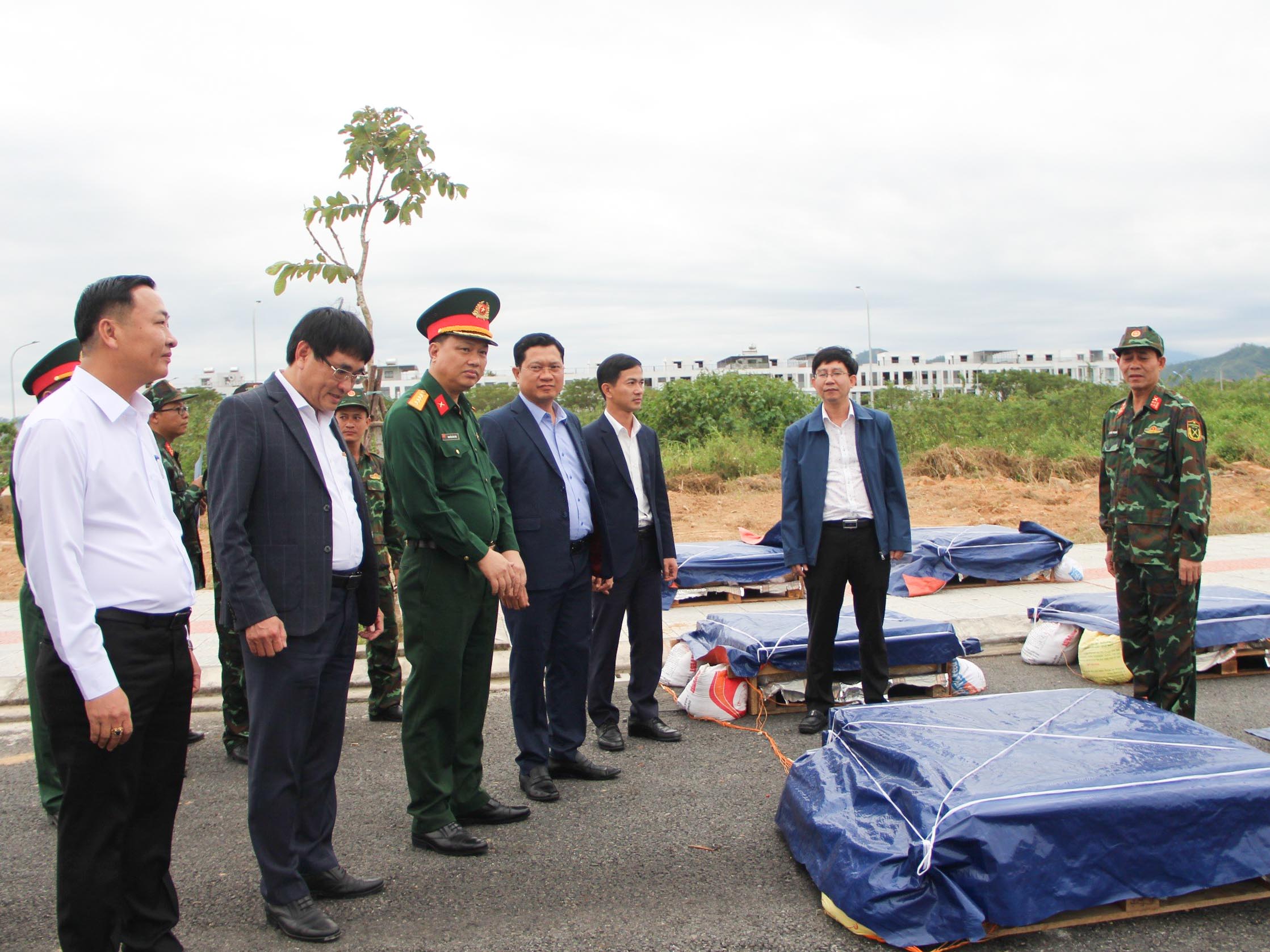 Đêm giao thừa, công nhân vệ sinh môi trường chỉ mong 'về nhà sớm'- Ảnh 5. Đêm giao thừa, công nhân vệ sinh môi trường chỉ mong 'về nhà sớm'- Ảnh 5.