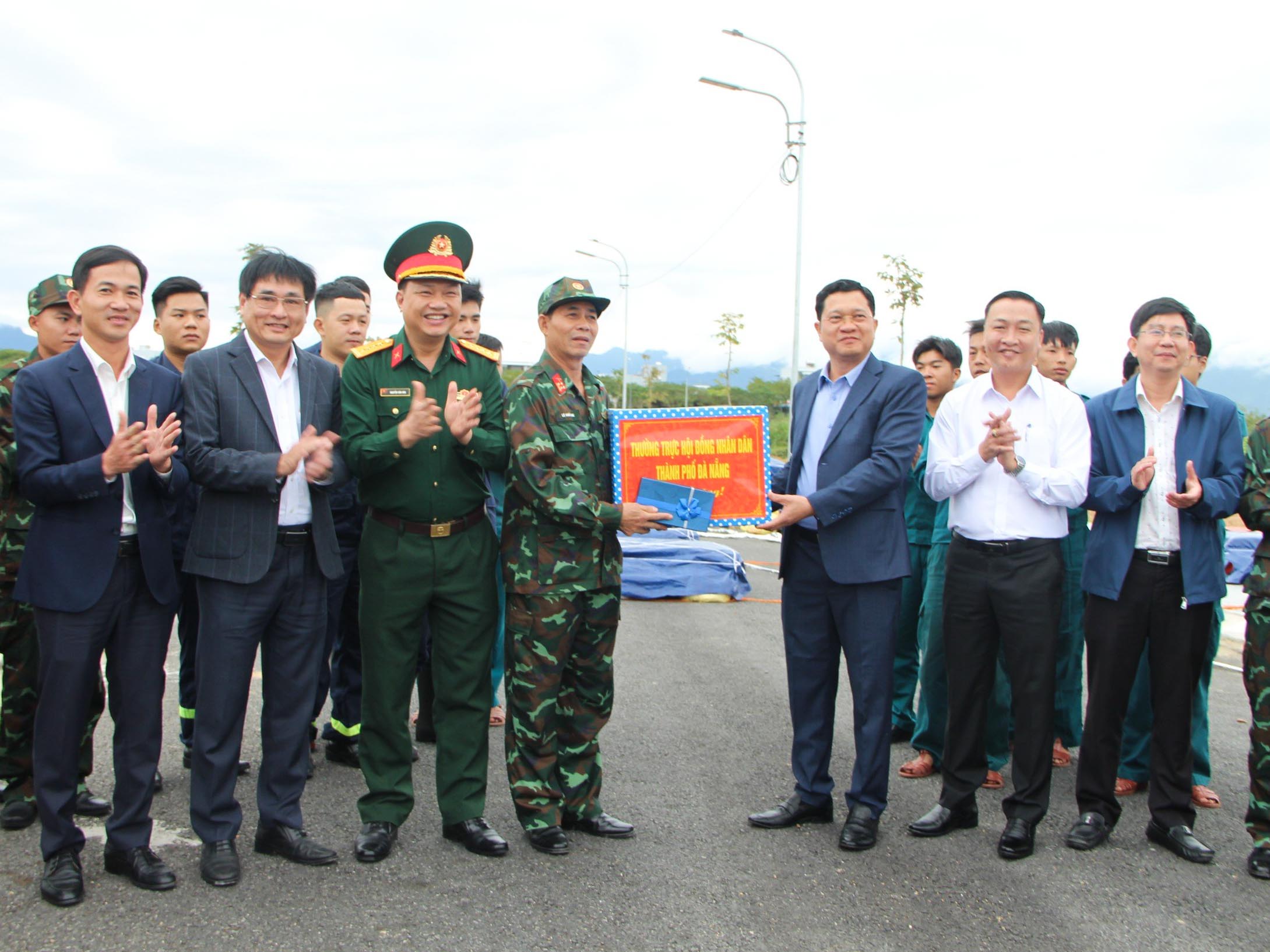 Đêm giao thừa, công nhân vệ sinh môi trường chỉ mong 'về nhà sớm'- Ảnh 6. Đêm giao thừa, công nhân vệ sinh môi trường chỉ mong 'về nhà sớm'- Ảnh 6.