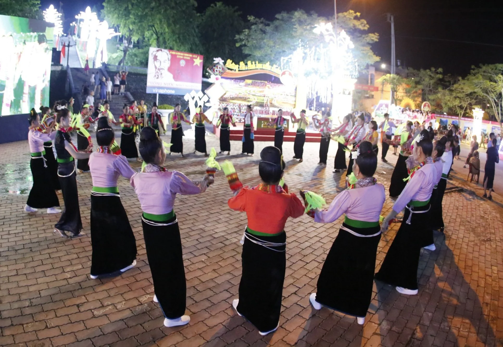 Ấn tượng màn đại xòe 2023 người tham gia ở Yên Bái - Ảnh 3. Ấn tượng màn đại xòe 2023 người tham gia ở Yên Bái - Ảnh 3.