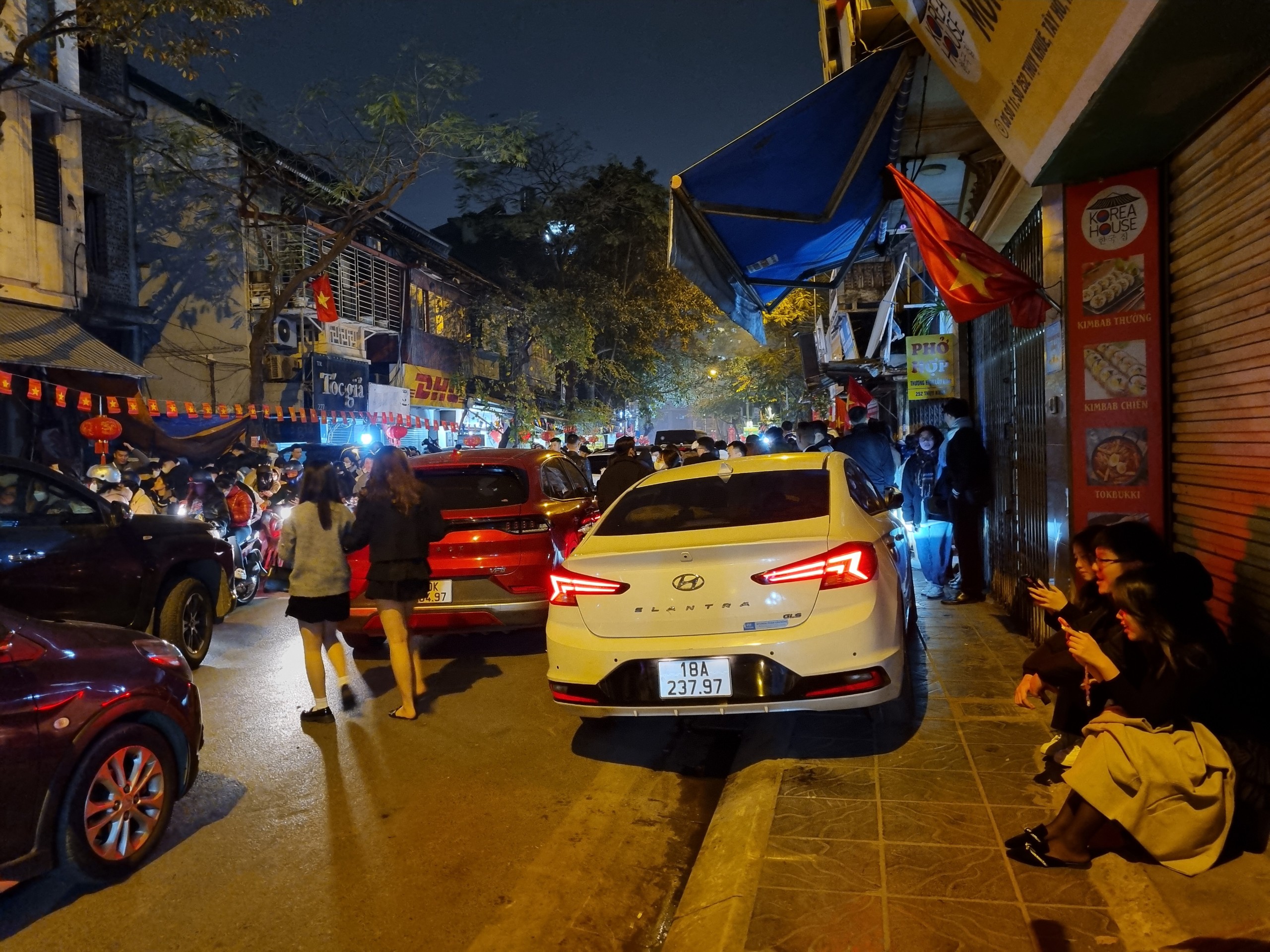 Biển người đổ ra đường xem lễ hội ánh sáng nghệ thuật - Ảnh 6. Biển người đổ ra đường xem lễ hội ánh sáng nghệ thuật - Ảnh 6.